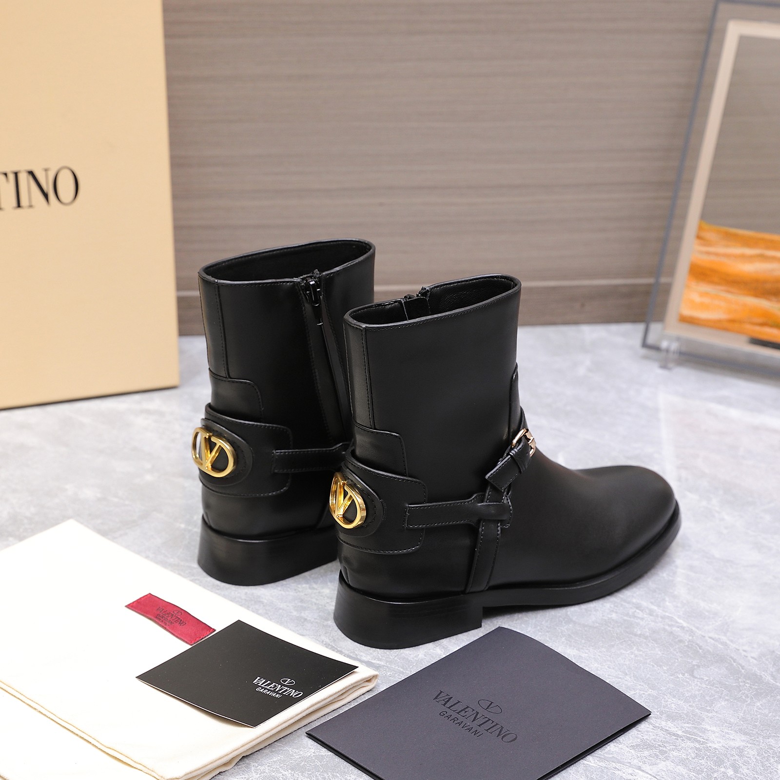 NO:561252,Purchasing level 25ss new autumn and winter style Valentino Valentino round toe V-buckle knight short boots Valentino counter latest model top version absolutely the strongest product in history welcome to compare the outsole imported from Italy genuine leather outsole comfortable and easy to wear last shape consistent with the counter, elegant temperament, fabric imported cowhide/imported patent leather lining cowhide leather feet Size#34-42 (34 41 42 customized  No return or exchange) Original apricot packaging Price, boots, valentino, valentino, boots, cowhide, Leather soles19860909代购级 25ss 秋冬新款 华伦天奴Valentino 圆头 V扣骑士短靴 华伦天奴专柜最新款 顶级版本 绝对史上最强货 欢迎对比大底采用意大利进口真皮大底 舒适好穿 楦型与专柜一致,优雅气质、 面料 进口牛皮/进口漆皮 内里牛皮里 牛皮垫脚 Size#34-42（34 41 42定做 不退换） 包装原版杏色包装 价格,靴子,valentino,valentino,boots,cowhide,Leather soles,Women's Shoes