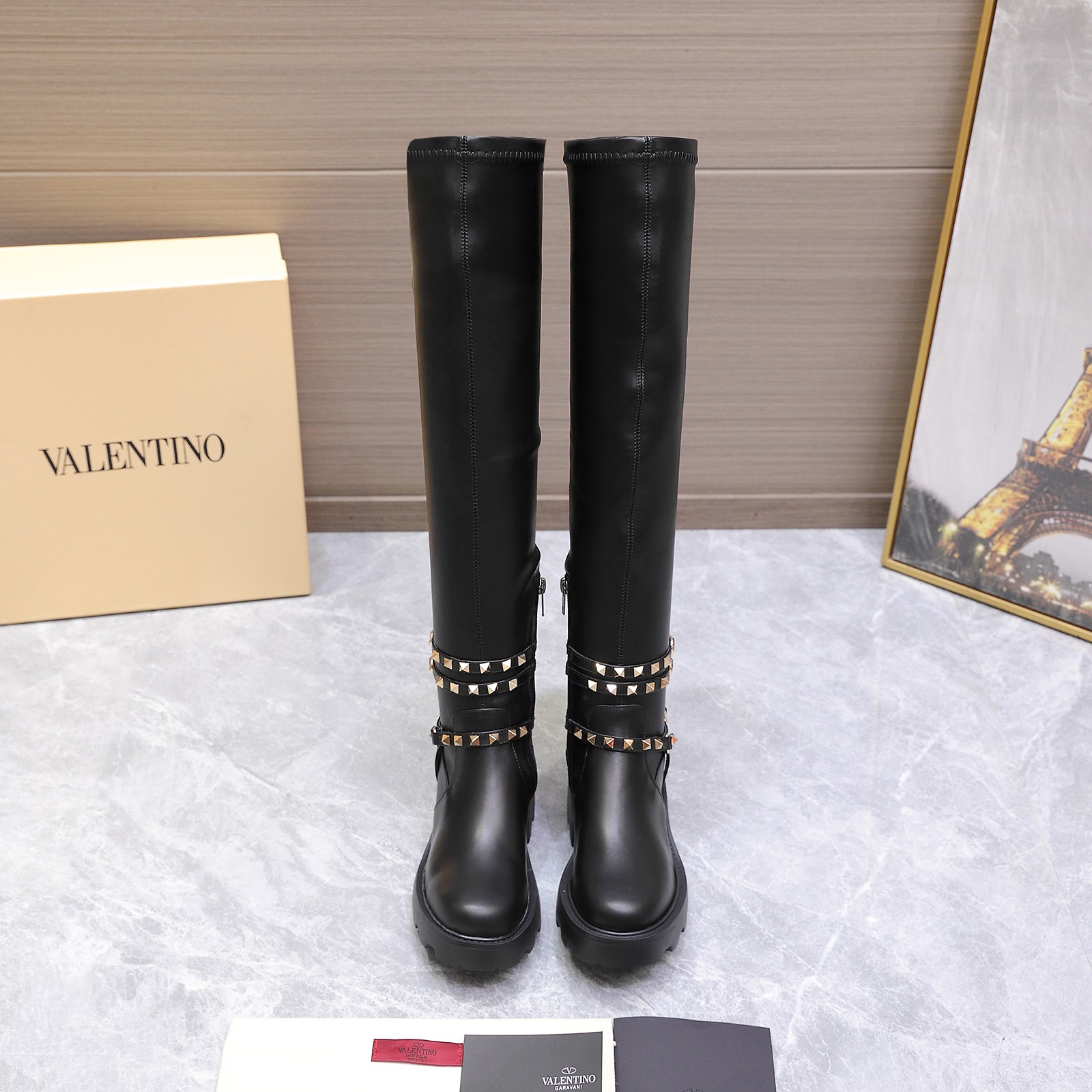 NO:561248,Purchasing agent level 25ss new autumn and winter style Valentino round toe rivet saddle strap decorated knight short boots and long boots Valentino counter latest model top version absolutely the best product in history Welcome to compare Comfortable and easy to wear The last shape is consistent with the counter, elegant temperament, original non-slip molded outsole Fabric imported cowhide/imported patent leather lining cowhide leather cowhide feet Size#34-42 (34 41  42 Customized (non-refundable) Packaging Original apricot packaging Price Boots Boots, boots, valentino, valentino, boots, cowhide19860909代购级 25ss 秋冬新款 华伦天奴Valentino 圆头 铆钉马鞍带装饰骑士短靴 长靴 华伦天奴专柜最新款 顶级版本 绝对史上最强货 欢迎对比 舒适好穿 楦型与专柜一致,优雅气质、 原版防滑成型大底 面料 进口牛皮/进口漆皮 内里牛皮里 牛皮垫脚 Size#34-42（34 41 42定做 不退换） 包装原版杏色包装 价格短靴 长靴,靴子,valentino,valentino,boots,cowhide,Women's Shoes