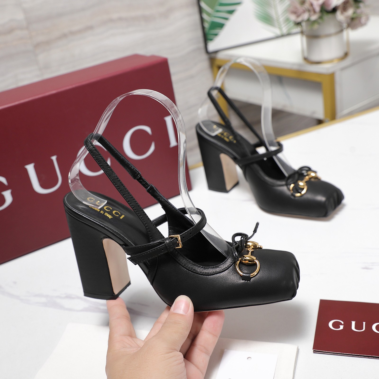 NO:561612,Exclusive new model ~ The highest version of GUCCI spring new back empty sandals, catwalk style, original development. The original one-to-one copy of the mid-heel and high-heeled series has been carefully polished for 3 months to ensure comfort. This year's super popular pig-mouth toe series, Gucci has also started to update this series ~ This year's pig-mouth toe series is so classic. This shoe is invincible with GUCCI Majie buckle. The new design of the head-shaped wrinkle process is also the finishing touch.  A comfortable, versatile and luxurious shoe that will definitely make you fall in love with it ——————————————Material: Imported silk cloth/double G cloth; Lining sheepskin; Heel height: 7CM; Size: 35-42 (40, 41, 42 customized); Price:, high heels and sandals, gucci, sandals, high heels, sheepskin, real   silk19860909独家新款～ 最高版本 GUCCI 春季新款后空凉鞋,走秀款,原版开发.原版一比一拷贝中跟 高跟一系列为保证舒适度精心打磨鞋楦3个月之久.今年超流行猪嘴头型系列,gucci也开始了这个系列的更新了～ 今年的猪嘴头型系列太经典了 这款鞋搭配GUCCI马街扣简直无敌 新设计头型捏皱工艺也是点睛之笔 一款舒适白搭又奢华的鞋子,一定会让你穿上就爱上 ——————————————— 材料面料进口真丝布/双G布 内里内里羊皮 跟高 7CM 码数35-42（40,41,42订做） 价格:,高跟鞋凉鞋,gucci,sandals,high heels,sheepskin,real silk,Women's Shoes