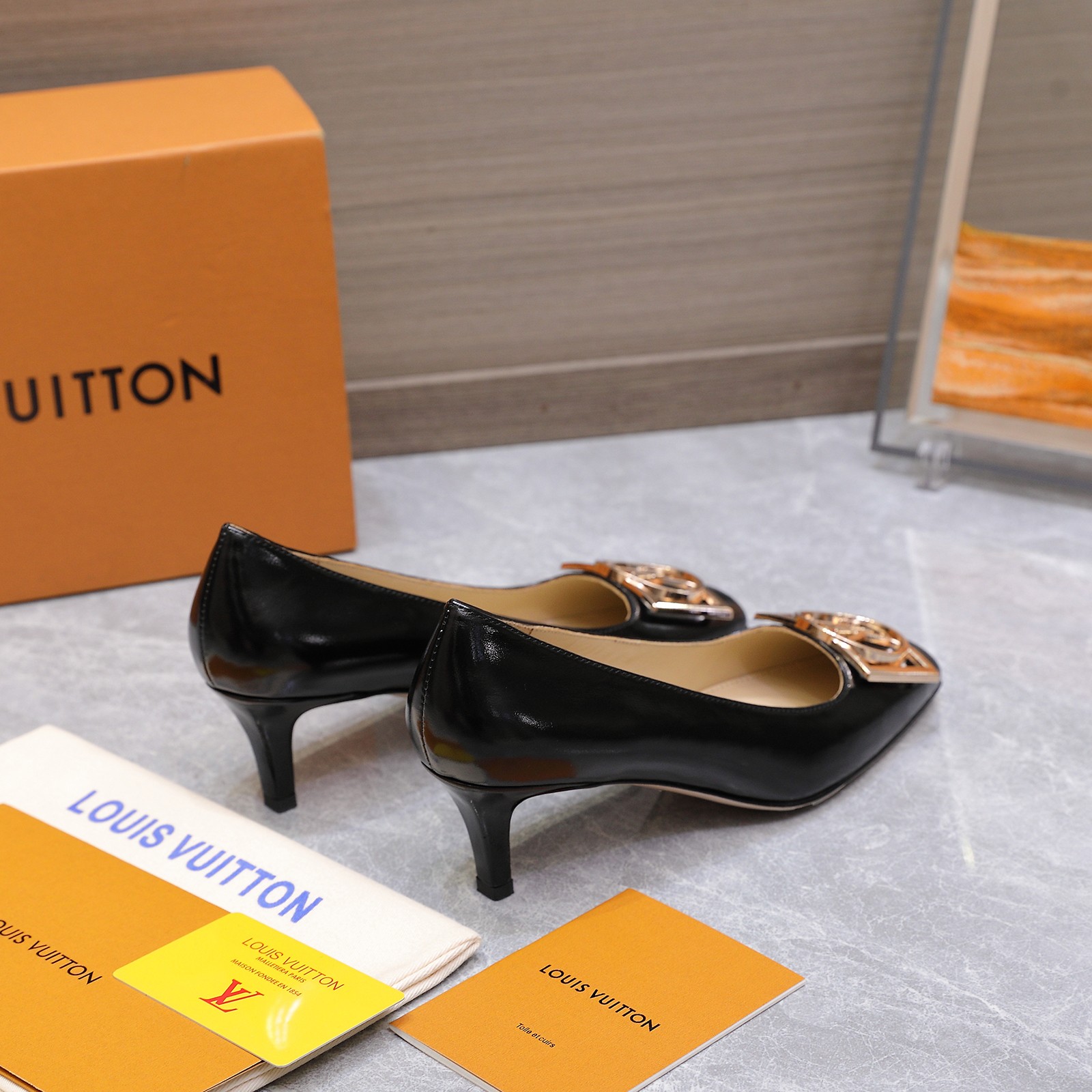 NO:561595,Donkey brand 25WF new autumn and winter square buckle square toe high-heeled shoes When LV's hard box genes meet modern shoe aesthetics, the square buckle square toe high-heeled shoes use concise lines to transform the brand's century-old heritage into a calm aura during walking. The iconic design interprets 'classic is eternal' and becomes an elegant footnote that spans the scene. The square toe design forms a clever balance. The metal square buckle at the toe is the finishing touch, replicating the classic form of the hard box lock.  The brand mark is hidden in the low-key, and the sheen flows with each step. It is unobtrusive but cannot hide its nobility. From commuting to dinner parties, it can handle it calmly. It is full of high-end feeling. Humanized ingenuity is hidden in the details, so that every pair of feet can find a unique fit. The fabric is made of original custom leather, the inner foot pads are all sheepskin, and the genuine leather outsole imported from Italy   size35-39 (customized 40/41/42), high heels shoes, louis vuitton, louis vuitton, high heels, sheepskin, Leather soles19860909驴牌25WF秋冬新品方扣方头 高跟鞋单鞋 当lv的硬箱基因邂逅现代鞋履美学 方扣方头高跟鞋单鞋以凝练线条 将品牌百年底蕴化作步履间的从容气场 仅以标志性设计便诠释“经典即永恒” 成为跨越场景的优雅注脚. 头方设计形成巧妙平衡 鞋头处的金属方扣堪称点睛之笔 复刻硬箱锁扣的经典形态 低调中暗藏品牌印记 随步伐流转细碎光泽 不张扬却难掩贵气. 从通勤到晚宴应酬的久站寒 皆能从容应对 高级感满满 细节处藏着人性化巧思, 让每一双脚都能找到专属贴合感. 面料采用原版定制皮料 内里垫脚均为羊皮 意大利进口真皮大底 size35-39（40/41/42定制）,高跟鞋单鞋,louis vuitton,louis vuitton,high heels,sheepskin,Leather soles,Women's Shoes