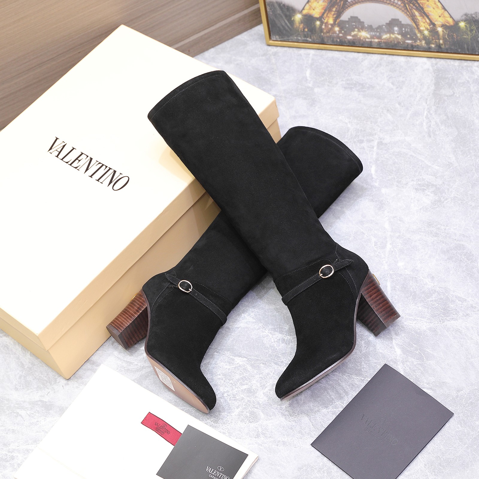 NO:561631,Purchasing level 25ss new autumn and winter style Valentino small round toe layered leather heel with V buckle long boots and high boots Valentino counter latest model top version absolutely the strongest product in history welcome to compare the outsole imported Italian leather outsole comfortable and easy to wear last shape consistent with the counter, elegant temperament, fabric imported cowhide/imported patent leather lining cowhide cowhide foot pads heel height 8CM outsole Italian genuine leather outsole  Size#34-42 (34 41 42 customized, non-returnable), boots, valentino, valentino, boots, cowhide, Leather soles19860909代购级 25ss 秋冬新款 华伦天奴Valentino 小圆头 层皮跟镶V扣 长靴高靴 华伦天奴专柜最新款 顶级版本 绝对史上最强货 欢迎对比大底采用意大利进口真皮大底 舒适好穿 楦型与专柜一致,优雅气质、 面料 进口牛皮/进口漆皮 内里牛皮里 牛皮垫脚 跟高8CM 大底意大利真皮大底 Size#34-42（34 41 42定做 不退换）,靴子,valentino,valentino,boots,cowhide,Leather soles,Women's Shoes