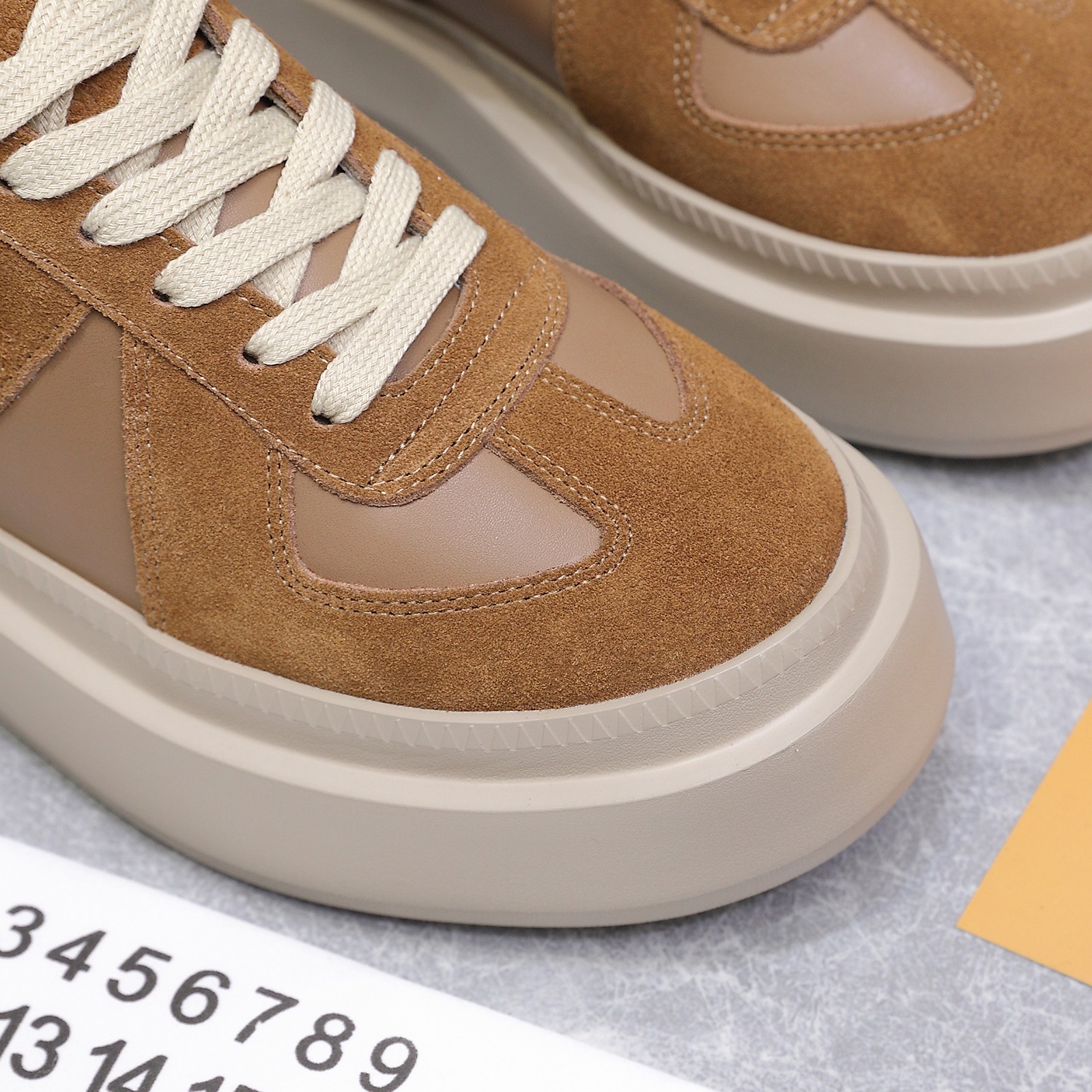 NO:562985,'Exclusive top version' M*M6M*aison M*argiela~25vs new retro casual series... [Retro color-blocked thick-soled casual shoes] Just hearing the retro style will immediately think of the classic M*arginal, retro and fashionable, clean and refreshing collection of spring, summer, autumn and winter colors, comfortable, cool and casual style design, very Margiela style, no pressure on the feet, full of pioneering elements, original packaging  A light luxury trendy model with multiple elements, this German training shoe designed by Margiela continues the classic T-shaped leather splicing. It has been carefully improved many times by the design team, just to let you experience the most original military taste ~ The designer's design technology is combined with the top craftsmanship of sports and leisure Labang lasting, which does not take off the bottom, does not smell glue, and uses Labang lasting technology... Fabric: Original custom cowhide Lining: Original custom sheepskin Foot: Original custom cowhide   Outsole: Original open mold wear-resistant molded sole Size: 35-39 (34.40 customization is not returnable) Packaging: Original full set of packaging Color: Official website updated simultaneously Price, casual shoes/sports shoes, masion margiela, sneakers, cowhide, sheepskin19860909《独家顶级版本》 M*M6M*aison M*argiela~25vs新款复古休闲系列……【复古拼色厚底休闲鞋】 光听到复古风就能立刻想到经典M*arginal,复古时髦,春夏秋冬配色干净清爽集合,舒适,酷飒,休闲于一体的风格设计,很马吉拉风格,上脚无压力十足先锋元素,原版包装 一个轻奢潮款多元素结合玛吉拉设计师设计这一款德国训练鞋延续了经典的T形真皮拼接,经过设计团队多次的精心改良,只为让您体验最原始的军旅味道 ~设计师设计工艺结合运动休闲拉邦套楦顶级工艺,不脱底,不臭胶水,采用拉邦套楦工艺…… 面料:原版定制牛皮 内里:原版定制羊皮 垫脚:原版定制牛皮 大底:原版开模耐磨成型底 码数:35-39（34.40定制不退换） 包装:原版全套包装 颜色:官网同步更新 价格,休闲鞋/运动鞋,masion margiela,sneakers,cowhide,sheepskin,Women's Shoes