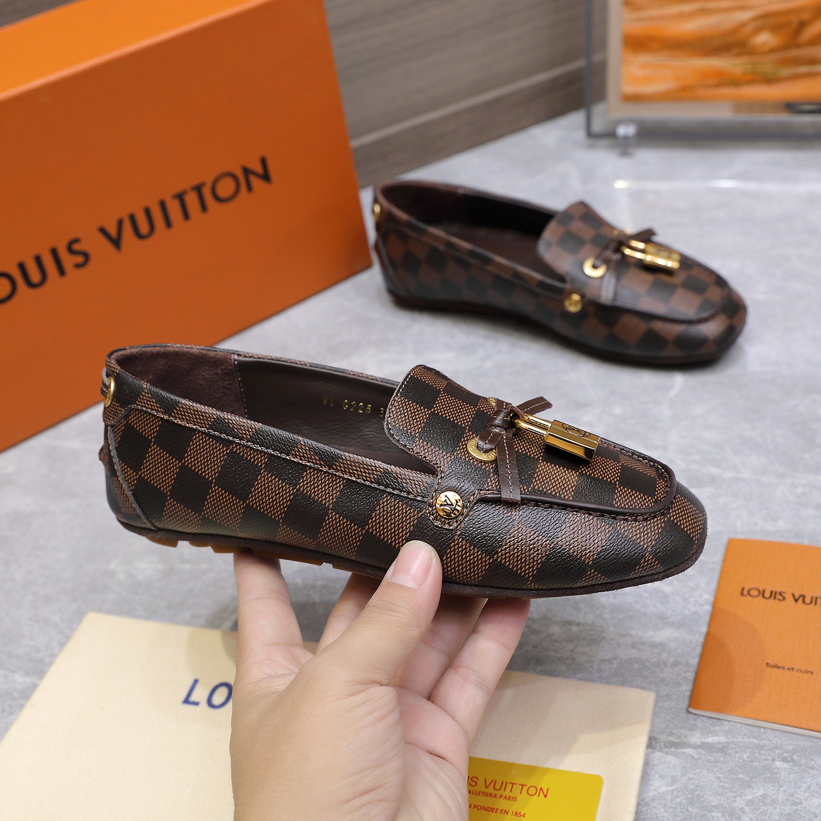 NO:577539,High version # Louis Vuitton flat loafers Peas shoes, made of high-quality cowhide. Light and comfortable moccasin structure with hand-stitched upper. Decorated with LV Cicle logo and engraved lace ends. Decorated with butterflies. Luxurious and grand style design. Perfect interpretation of the brand's luxury style. Water-dyed cowhide inside, original A-grade rubber outsole Size35-42 (40.41.42 customized non-refundable) Price, loafers, louis vuitton, louis  vuitton,loafers,cowhide19860909高版本 ＃ 路易威登平底乐福鞋 豆豆鞋,采用优质牛皮 轻盈舒适的莫卡辛结构搭配手缝鞋面 点缀LV Cicle标识和铭纹鞋带端头.饰蝴蝶 版型设计奢华大气 完美诠释品牌奢华风格 内里采用水染牛皮,原版A级橡胶粒外底 Size35-42（40.41.42定制不退不换） 价格,乐福鞋,louis vuitton,louis vuitton,loafers,cowhide,Women's Shoes