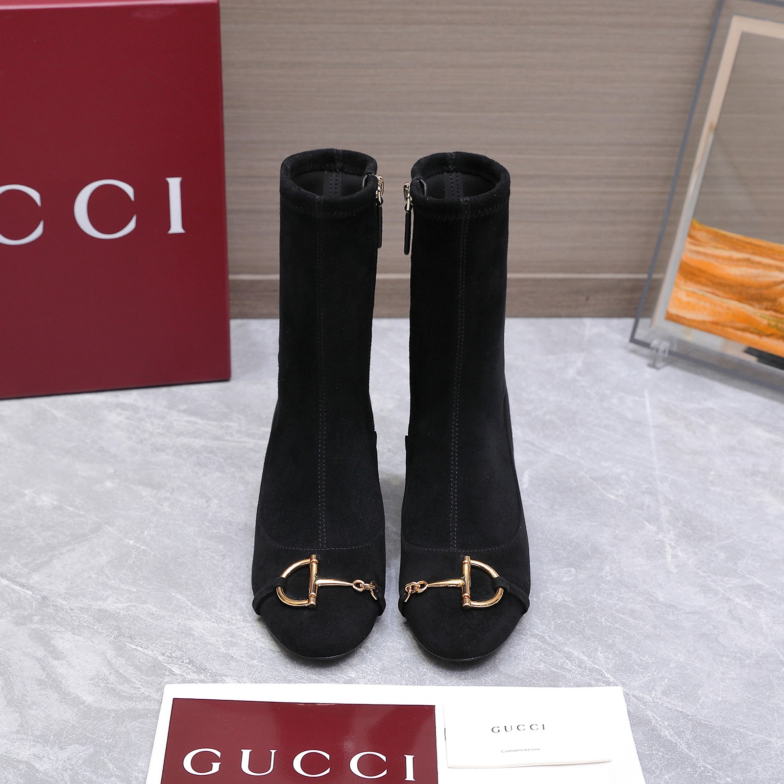 NO:576786,The highest version 2025 new Gucci latest mid-heeled short boots D-shaped chain buckle Top version, welcome to compare. Original 1:1 replica Please look for our authenticity guarantee Produced by Gucci's creative director, elegant slingback pumps are launched. The ingenuity and recognizable brand element gold horsebit adds dazzling embellishment to the center of the shoes. The round toe and mid-heel complement each other, creating a comfortable and fitting design. The upper is imported cow patent leather.  Lining/foot pads are made of full-grain high-grade lambskin. Soles are made of top-quality Italian leather. Heel height is 6.5CM. Matching sizes are 35-42 (41/40/42 are custom-made and non-returnable). Packaging is original and complete in red box. Price based on volume, boots, gucci, boots, sheepskin.19860909最高版本 2025 新款古奇GUcci最新中跟短靴 D字链条扣  顶级版本、欢迎比对. 原版1:1复刻 注意请认准咱家正品保证 制作Gucci创作总监推出优雅露跟浅口鞋,匠心,颇具辨识感的品牌元素金色马衔扣为鞋履中央增添亮眼点缀.圆头和中跟相辅相成,造就舒适贴合的版型设计 鞋面进口牛漆皮 内里/垫脚全粒纹高档小羊皮 鞋底意大利顶级真皮底 跟高6.5CM 配码35-42（41/40/42定做不退换） 包装原版全套红盒包装 跑量价,靴子,gucci,boots,sheepskin,Women's Shoes