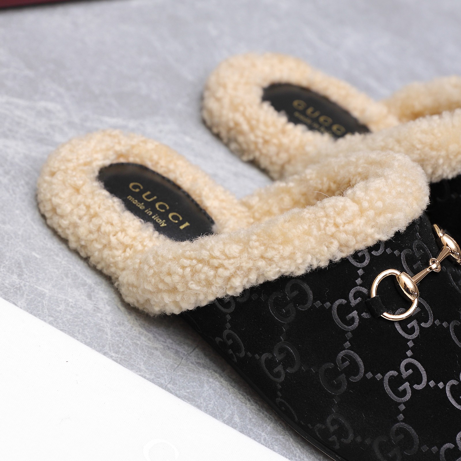 NO:577786,The latest popular model GUCCI half-drag, Maoli retro chain buckle, chubby head shape, very exquisite, full of details. The thick sole can modify the leg shape very well, invincible, slim and high-quality, everyone praises ~ the classic style will never go out of style!  People wear it every year ~ The point is that it is really versatile and does not matter who you are, your skin color, your feet, or the combination!  As always, I have no resistance to Gucci products. High mercerized cow suede upper, real wool lining, Italian genuine leather outsole, women's size 35-42, original red box packaging, price, half-shoes, gucci, Leather soles19860909最新爆款 GUCCI 半拖 毛里复古链条扣 胖嘟嘟的头型 非常的精 致,细节感满满.厚鞋底能很好的修饰腿型,无敌 鼎瘦又品高,人见人夸～经典款永不过时！年年都有人穿～重点是它真的很百搭,不挑人、不挑肤色、不挑 脚,还不挑搭配！ 一如既往对gucci家的东西毫无抵抗力 鞋面高丝光牛反绒 内里真羊毛 大底意大利真皮大底 尺码女码35-42 包装原版红盒包装盒 价格,半拖毛毛鞋,gucci,Leather soles,Women's Shoes