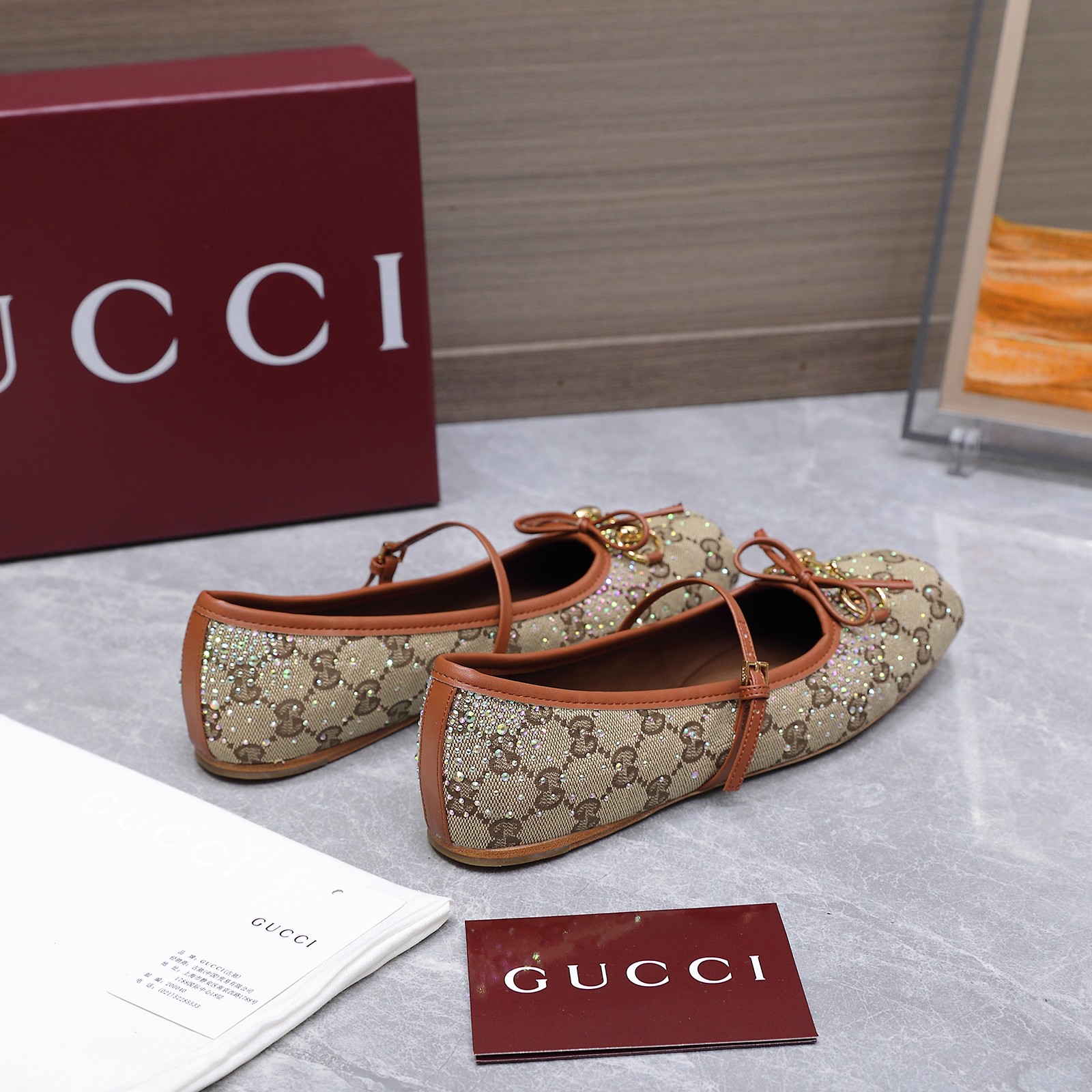 NO:592596,The highest version of Gucci's open-hanging Mary Jane shoes, ballet shoes are here, the new + hot diamond series, the original one-to-one last process, comfortable on the feet, perfect lines, Sabato's first hot style is here!  Although Gucci's early spring cruise is criticized, 24's latest horsebit buckle Mary Jane shoes have a French retro feel and are so charming. They are white and elegant at first sight. Whether they are paired with skirts or jeans, they have a feminine touch. They can walk steadily with ballet shoes and make the legs longer. They continue the essence of elegance and convey the hot love. Everyone can't put it down with horse-shaped buckle dancing shoes. Meet everyone's needs.  Vivi's always beautiful and moving soft leather with classic and generous buckles easily presents the romantic style of summer, hiding full red hearts, and overflowing with affection every step of the way. Material: imported original silk/imported sheepskin/imported sheepskin, imported sheepskin lining, original molded horsebit hardware, original leather soles, code number 35-42 (41 42 customized, non-returnable), running price, ballet shoes, gucci, mary  jane,skirts,jeans,sheepskin,sheep19860909最高版本 Gucci开挂玛丽珍鞋 芭蕾舞鞋来啦 新＋烫钻系列 原版一比一套楦工艺 脚感舒适 线条完美 属于 Sabato的第一个爆款来了！虽然Gucci早春cruise这场都在骂 24最新款马衔扣扣显玛丽珍单鞋法式复古感好迷人一眼就相中,显白又显优雅气质~无论是搭配裙装还是牛仔裤都hin有女人味~带的走路稳稳的还能增高显腿长芭蕾舞鞋 延续优雅精髓,传递炙热爱意~马街扣跳舞鞋大家爱不释手.满足大家需求 一贯vivi家唯美动人柔软皮革搭配经典大方扣轻松呈现夏日浪漫风情暗藏饱满红心,步步浓情四溢  材质:进口原版丝绸/进口羊京/进口羊皮 内里进口羊皮 五金原版开模马衔扣 鞋底原版真皮 码数35-42（ 41 42定制 不退换） 跑量价,芭蕾舞鞋,gucci,mary jane,skirts,jeans,sheepskin,sheep,Women's Shoes