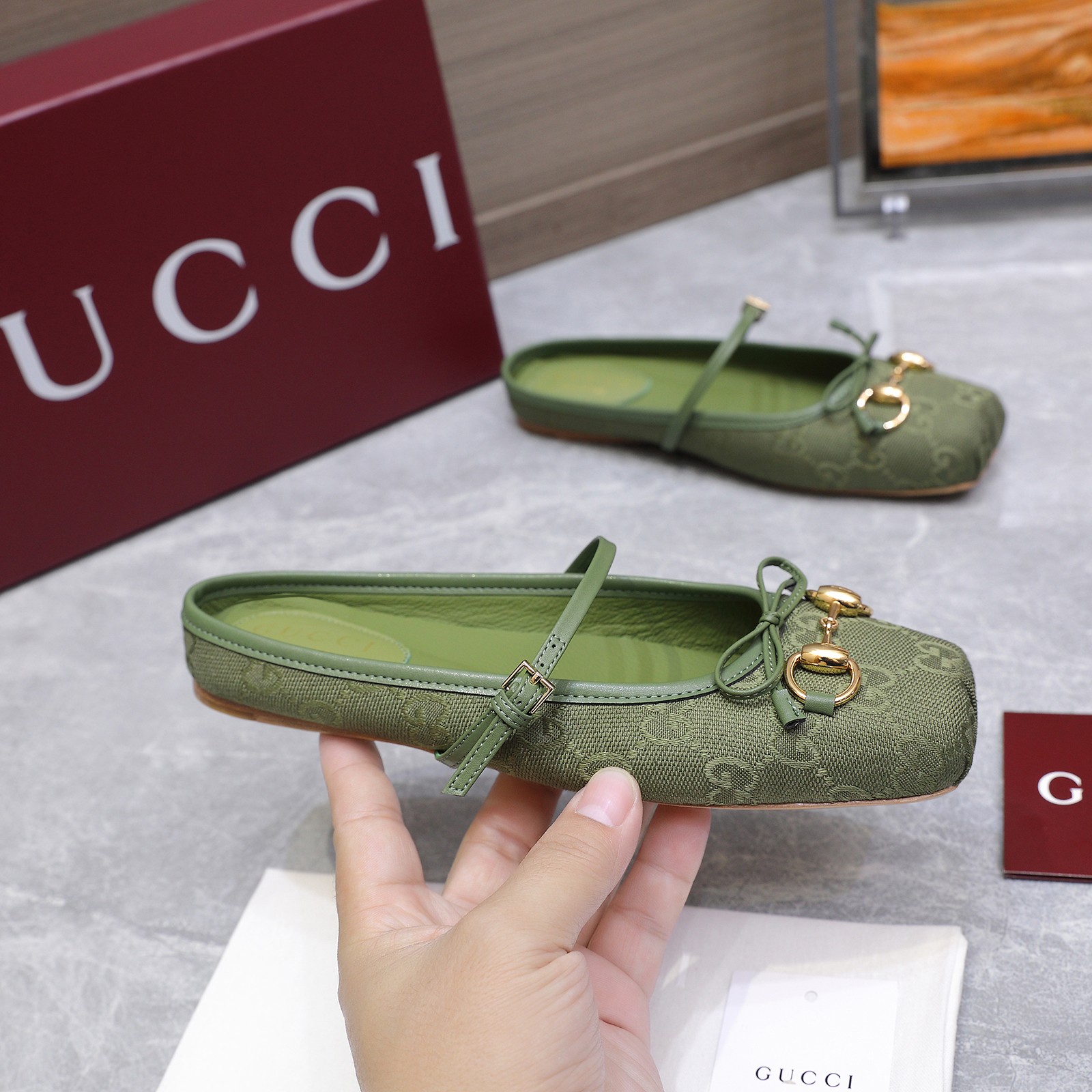 NO:592594,The highest version of Gucci's latest Mary Jane shoes, ballet slippers, and half drags are here. The original version is one-to-one with a set of last technology. It feels comfortable on the feet and has perfect lines. Sabato's first hot style is here, although Gucci's early spring cruise is criticized. 25 The latest horsebit buckle showing Mary Jane shoes, half drags.  The French retro style is so charming and catches your eye at first glance. It looks white and elegant. Whether it is paired with a skirt or jeans, it has a feminine look. The ballet shoes can also increase the height and length of the legs when walking steadily. It continues the essence of elegance and conveys the hot love. Everyone can't put it down with the Majie buckle dance shoes. Meet everyone's needs. Vivi's always beautiful and moving soft leather with classic and generous buckles easily presents a summer romantic style, hiding a full red heart, and overflowing with love every step of the way.  Material: imported original silk/imported sheepskin/branded double G cloth, imported sheepskin lining, original molded horsebit hardware, original genuine leather sole, code number 35-42 (41 42 customized, non-returnable), discounted price, semi-trailer, gucci, mary jane, skirts, jeans, sheepskin19860909最高版本 Gucci最新款玛丽珍鞋 芭蕾舞鞋 半拖来了 原版一比一套楦工艺 脚感舒适 线条完美 属于 Sabato的第一个爆款来了虽然Gucci早春cruise这场都在骂 25最新款马衔扣扣显玛丽珍单鞋 半拖 法式复古感好迷人一眼就相中,显白又显优雅气质~无论是搭配裙装还是牛仔裤都hin有女人味~带的走路稳稳的还能增高显腿长芭蕾舞鞋 延续优雅精髓,传递炙热爱意~马街扣跳舞鞋大家爱不释手.满足大家需求 一贯vivi家唯美动人柔软皮革搭配经典大方扣轻松呈现夏日浪漫风情暗藏饱满红心,步步浓情四溢  材质:进口原版丝绸/进口羊皮/品牌双G布 内里进口羊皮 五金原版开模马衔扣 鞋底原版真皮 码数35-42（ 41 42定制 不退换） 跑量价,半拖,gucci,mary jane,skirts,jeans,sheepskin,Women's Shoes