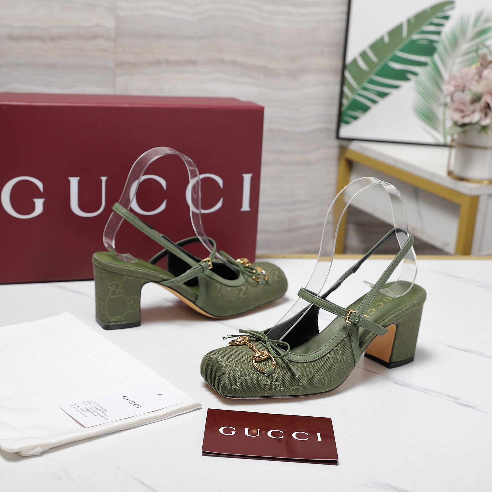 NO:592578,Exclusive new model ~ The highest version of GUCCI spring new back empty sandals, catwalk style, original development. The original one-to-one copy of the mid-heel and high-heeled series has been carefully polished for 3 months to ensure comfort. This year's super popular pig-mouth toe series, Gucci has also started to update this series ~ This year's pig-mouth toe series is so classic. This shoe is invincible with GUCCI Majie buckle. The new design of the head-shaped wrinkle process is also the finishing touch.  A comfortable, versatile and luxurious shoe that will definitely make you fall in love with it ——————————————Material imported silk cloth/double G cloth lining sheepskin Heel height 6.5CM Size 35-42 (40, 41, 42 customized) Price: Sandals, gucci, sandals, sheepskin, real silk19860909独家新款～ 最高版本 GUCCI 春季新款后空凉鞋,走秀款,原版开发.原版一比一拷贝中跟 高跟一系列为保证舒适度精心打磨鞋楦3个月之久.今年超流行猪嘴头型系列,gucci也开始了这个系列的更新了～ 今年的猪嘴头型系列太经典了 这款鞋搭配GUCCI马街扣简直无敌 新设计头型捏皱工艺也是点睛之笔 一款舒适白搭又奢华的鞋子,一定会让你穿上就爱上 ——————————————— 材料面料进口真丝布/双G布 内里内里羊皮 跟高 6.5CM 码数35-42（40,41,42订做） 价格:,凉鞋,gucci,sandals,sheepskin,real silk,Women's Shoes