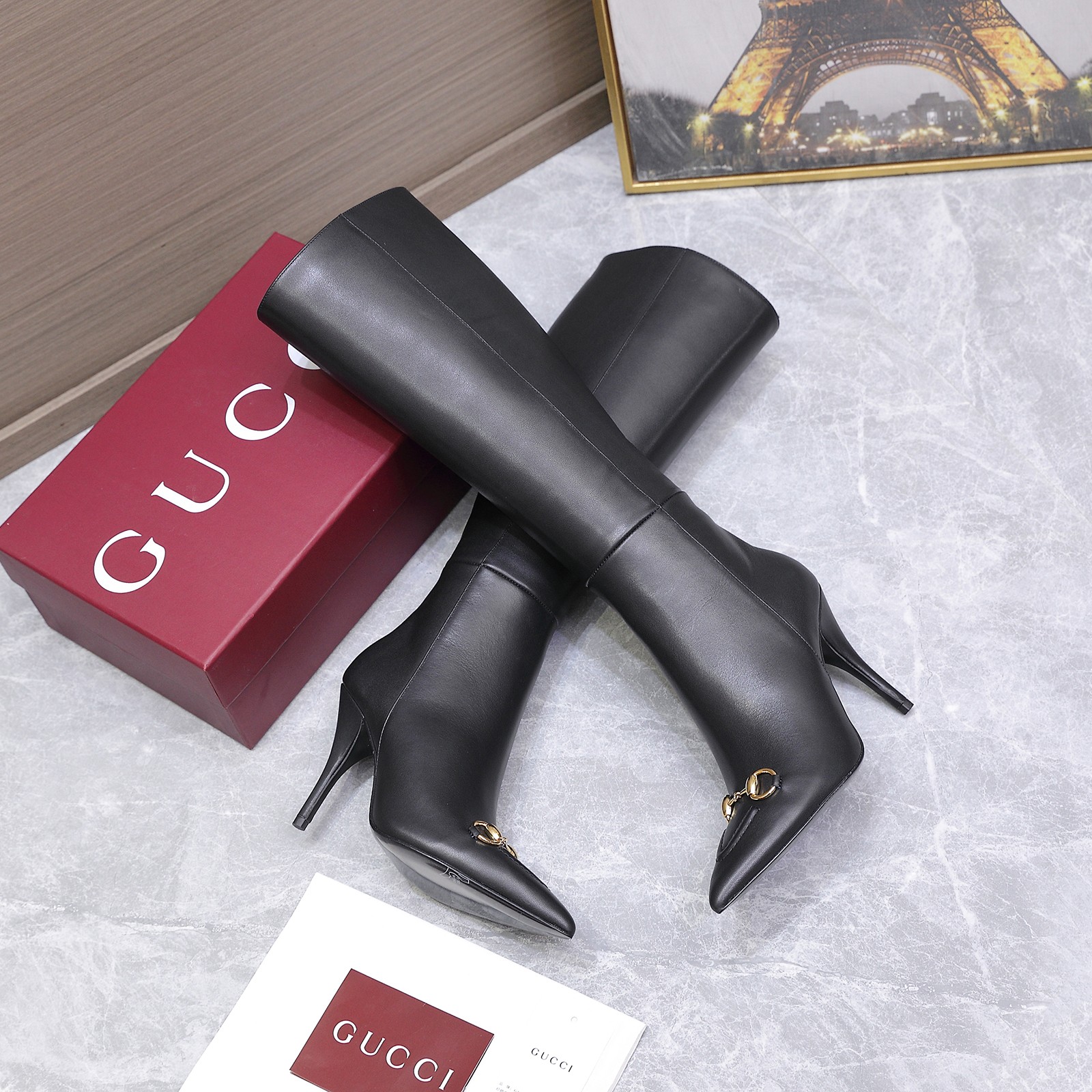 NO:592595,The highest version of the 2025 new CUCCI Gucci high-heeled boots and pointed toe boots. The top version, welcome to compare. The original 1:1 replica. Please note that many of the items on the market are incorrect. Please look for our authenticity guarantee. Upper full-grain high-grade calfskin/original double G cloth. Lining/foot pad full-grain high-grade lambskin. Sole Italian top genuine leather sole. Heel height 10cm.  Matching sizes 35-42 (41/40/42 custom-made, non-returnable) Original full set of green packaging G cloth leather 580 Gucci creative director launches new pointed chain ankle boots, a commitment to gender equality and advocating female empowerment. The pointed toe corridor is embellished with unique chain details, highlighting beauty, strength and free spirit. Boots, gucci, boots, cowhide, sheepskin19860909最高版本 2025新款CUCCI古奇高跟长靴尖头长靴 顶级版本、欢迎比对. 原版1:1复刻 注意市面通货内里很多都不对版哦请认准咱家正品保证 鞋面全粒纹高档小牛皮 /原版双G布 内里/垫脚全粒纹高档小羊皮 鞋底意大利顶级真皮底 跟高10cm 配码35-42（41/40/42定做不退换） 包装原版全套绿色包装 G布 皮面580 Gucci创作总监推出全新尖头链条及踝鞋靴,对于性别平等和倡导女性赋权的承诺,尖头廊形缀饰别致链条细节,彰显美丽,力量和自由精神,靴子,gucci,boots,cowhide,sheepskin,Women's Shoes