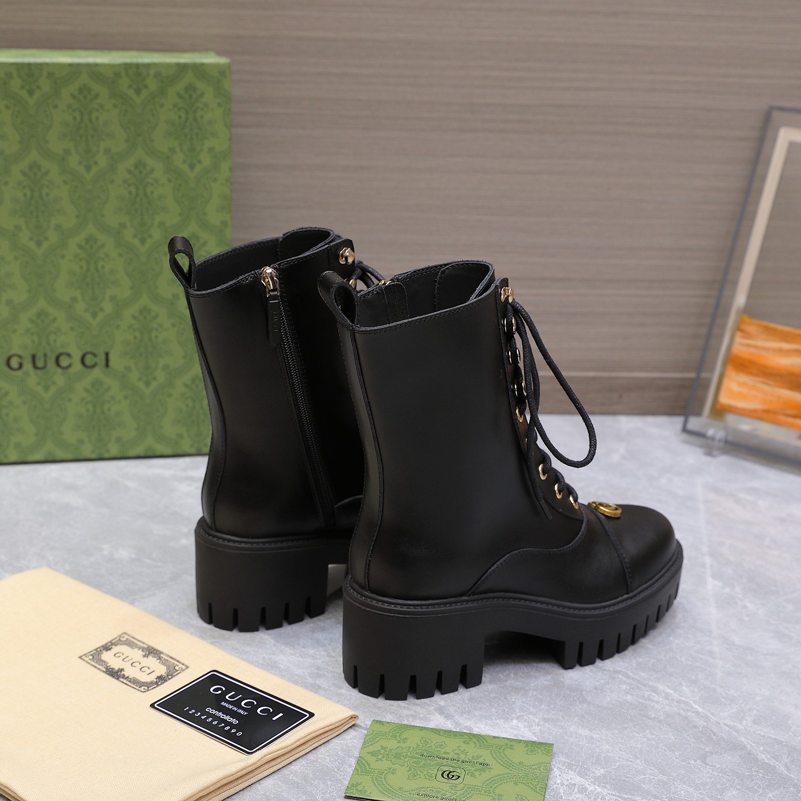 NO:592593,Gucci/Gucci classic double G embossed thick-soled Martin boots short boots. Wear these short boots from G this autumn and winter. Embrace freedom and trend, and let your fashion attitude bloom in every step. The classic double G embossed logo inherits the brand's century-old heritage. Every texture tells a fashion story and is a symbol of recognition and taste. Every gesture shows unique charm. The thick-soled design is the finishing touch. The height is just right, elongating the leg line and giving you a tall, model-like figure instantly.  Whether paired with jeans to create a casual casual style, or paired with a skirt or dress to create a sweet and cool contrast, it can be perfectly adapted to easily control different styles and become a universal fashion item in your wardrobe. The fabric is made of original customized calfskin, the inner pads are all sheepskin, and the original molded custom-made non-slip outsole size 35-42 (customized for 41 42)  price,boots,gucci,gucci,gucci,boots,skirts,jeans,cowhide,sheepskin19860909Gucci/古驰经典双G压花厚底马丁靴短靴 这个秋冬穿上G家这款短靴 拥抱自由与潮流 让时尚态度在每一步中尽情绽放. 经典的双G压花标志 传承品牌百年底蕴 每一道纹理都在诉说着时尚的故事 是辨识度与品味的象征举手投足间尽显独特魅力. 厚底设计堪称点睛之笔 高度恰到好处 拉长腿部线条 让你瞬间拥有模特般的高挑身姿 无论是搭配牛仔裤打造随性休闲风 还是配上短裙、连衣裙营造甜酷反差感 它都能完美适配 轻松驾驭不同风格穿搭 成为你衣橱里的万能时尚单品. 面料采用原版定制小牛皮 内里垫脚均为羊皮 原版开模定制防滑大底 size35-42（41 42定制） 价格,靴子,gucci,gucci,gucci,boots,skirts,jeans,cowhide,sheepskin,Women's Shoes