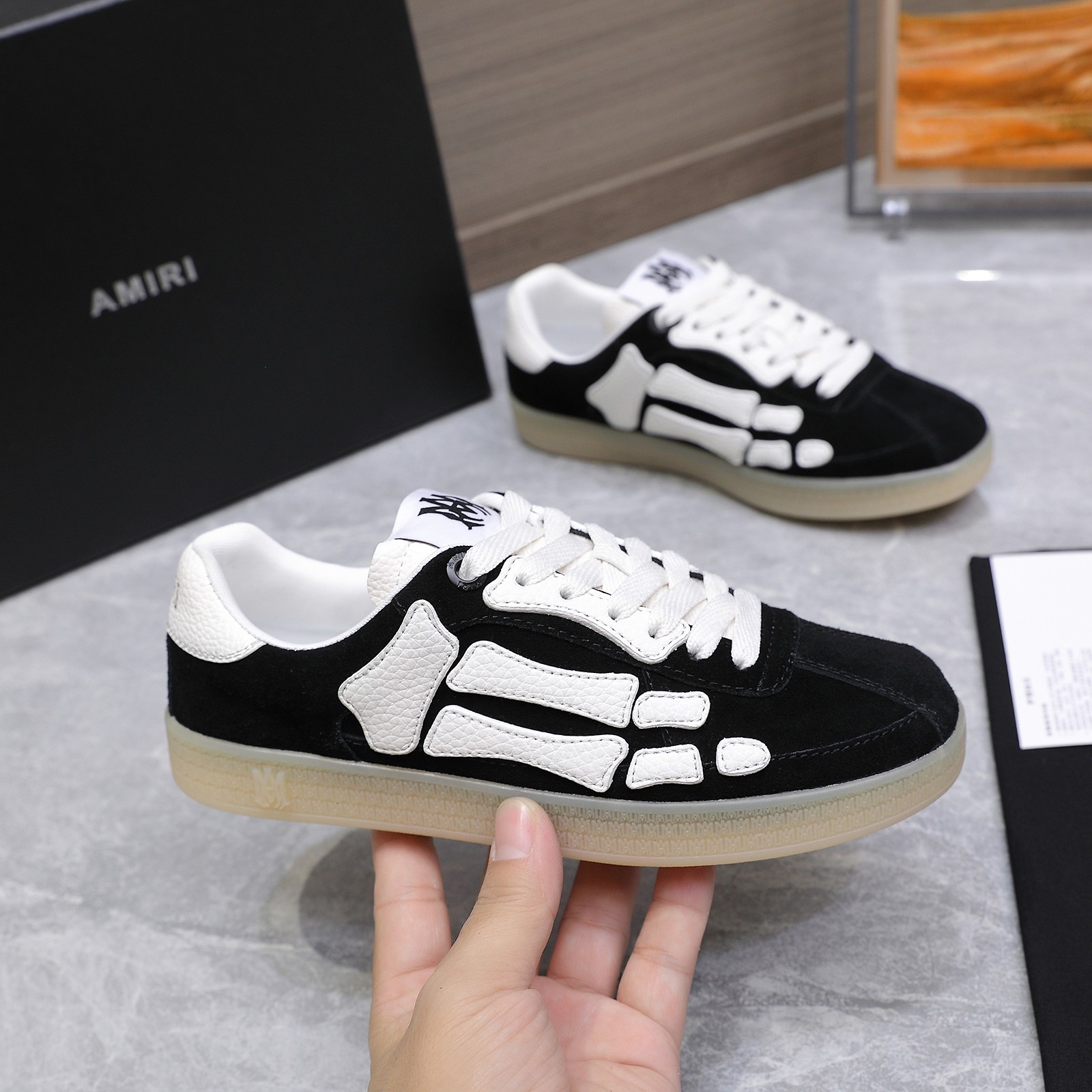 NO:592852,Amiri Emil 25/ Spring New Bone Shoes Couple Style Casual Sports Shoes Sneakers Amiri's brand letters and MA logo appear on the side of the shoe body to feel the high-end CHILL feeling!  The whole thing is simple, clean and recognizable!  It combines luxury and street style ~ the two color combinations are versatile and the suede texture is also great!  Fabric: Imported cowhide/cow suede Lining: Original customized breathable lining Outsole: Exclusive molded foam combination TPU material Size #Female 35-40 #Men 39-45 (Female 40, Male 45 custom-made, non-refundable) Price, casual shoes/sports shoes, amiri, sneakers, cowhide19860909Amiri埃米尔 25/ 春季新款 骨头鞋 情侣款 休闲 运动鞋 板鞋 Amiri的品牌字母和 MA标识出现在鞋身侧面 感受一下高阶CHILL感！整体简洁干净又有识别度！兼具奢华与街头感～两个配色都是百搭不出错的那种 翻毛皮质感也好好哦！ 面料: 进口牛皮/牛反绒 内里: 原版定制透气里 大底: 独家开模发泡组合TPU材质 Size#女款35-40 #男款39-45（女40 男45订做不退换） 价格,休闲鞋/运动鞋,amiri,sneakers,cowhide,Women's Shoes
