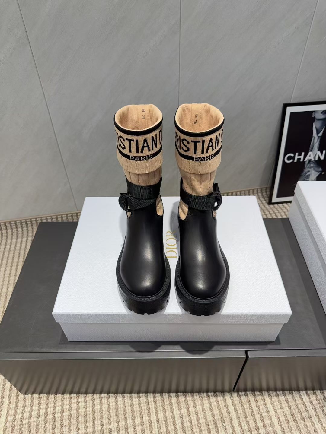 NO:592843,'Exclusive top version' DIO*R Dior 2025 vs early autumn classic hit D-Major series [retro round toe socks and short boots] The original replica, the details are completely different, the new retro technology electric embroidery weather vane, eye-catching time, simple and versatile... Fabric original custom cowhide fly knitting sock craftsmanship original custom sheepskin lining original custom sheepskin outsole original mold combination outsole code number 35-39 (40.41 customization is not returnable)  Packaging Original full set of packaging Color official website updated simultaneously Price, boots, dior, dior, boots, cowhide, sheepskin, socks19860909《独家顶级版本》 DIO*R迪奥2025vs早秋经典爆款D-Major系列【复古圆头袜子短靴】 原版复刻,细节完全区别,全新复古科技电绣风向标,时间抢眼,简约百搭不平凡…… 面料原版定制牛皮飞织袜子工艺 内里原版定制羊皮 垫脚原版定制羊皮 大底原版开模组合大底 码数35—39（40.41定制不退换） 包装原版全套包装 颜色官网同步更新 价格,靴子,dior,dior,boots,cowhide,sheepskin,socks,Women's Shoes