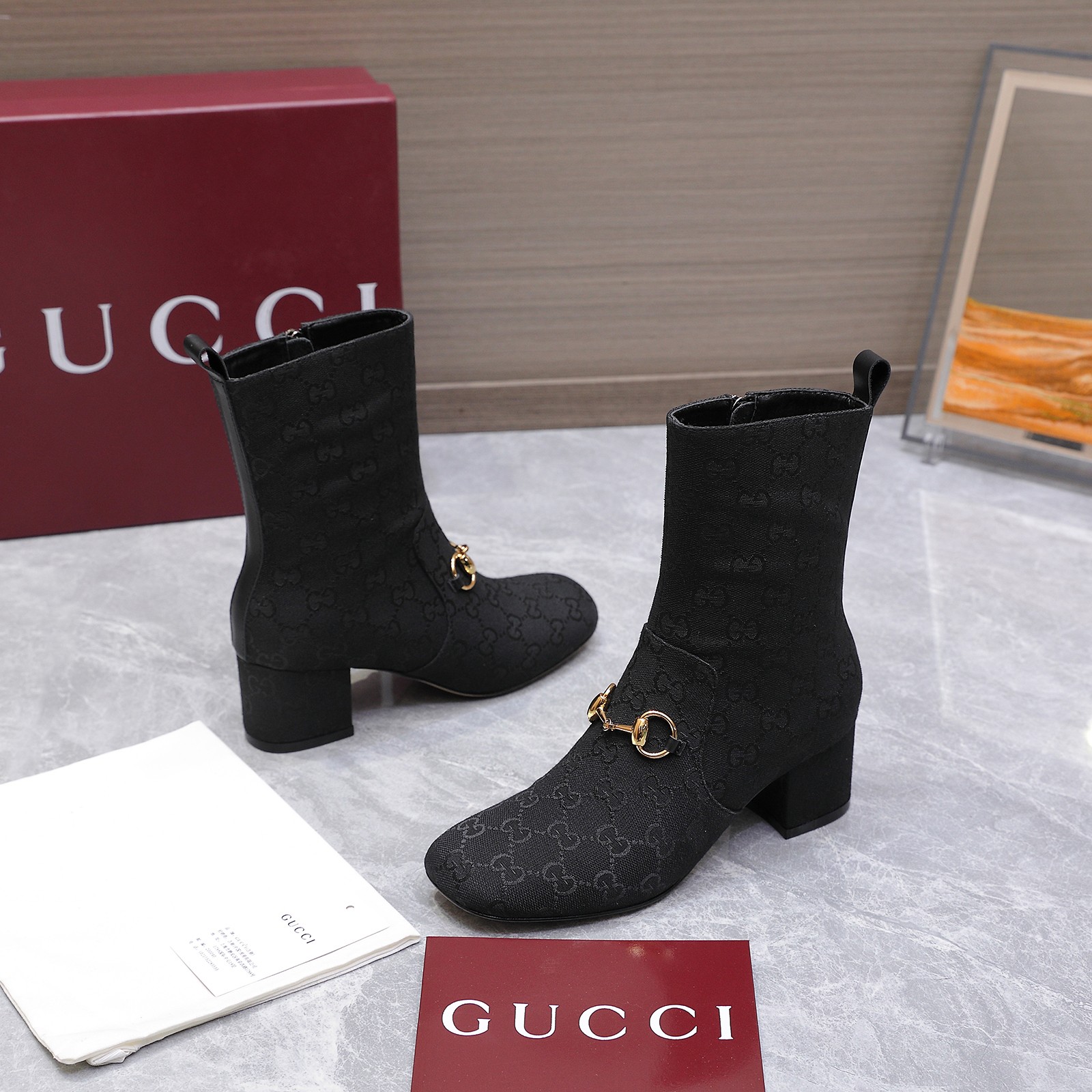 NO:594576,The highest version on the market, Gucci2025 horsebit elastic boots. Gucci elastic sheepskin short boots. The side zipper design of the boots is easy to put on and take off, and the upper foot wrap is particularly good!  The stretchy sheepskin boots fit perfectly!  Upper sheepskin upper + stretch sheepskin, lining/foot pads, imported custom cowhide, Italian genuine leather sole, heel height 5.5CM, size 35-42 (41 42 customized, non-returnable), complete packaging, original red box packaging, price, boots, gucci, boots, cowhide, sheepskin19860909市场最高版本gucci2025马衔扣弹力靴 古奇Gucci弹力羊皮短靴,靴子侧拉链设计 易穿易脱,上脚包裹性特别好！靴筒弹力羊皮非常贴脚！ 鞋面羊皮鞋面+弹力羊皮 内里/垫脚进口定制牛皮 鞋底意大利真皮底 跟高5.5CM 码数35—42（41 42定制不退换） 包装全套红盒原版包装 价格,靴子,gucci,boots,cowhide,sheepskin,Women's Shoes