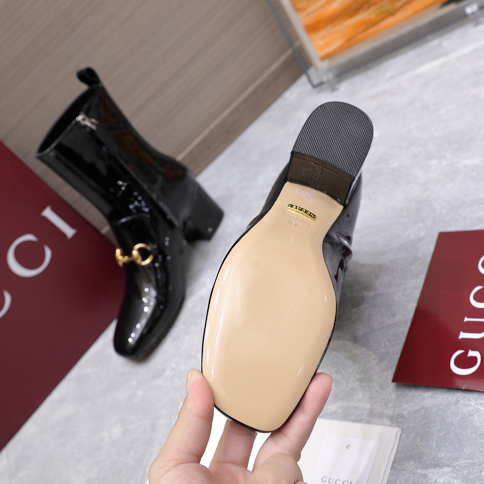 NO:594579,The highest version on the market, Gucci2025 horsebit elastic boots. Gucci elastic sheepskin short boots. The side zipper design of the boots is easy to put on and take off, and the upper foot wrap is particularly good!  The stretchy sheepskin boots fit perfectly!  Patent leather upper + stretch sheepskin, lining/foot pads, imported custom cowhide, Italian genuine leather sole, heel height 5.5CM, size 35-42 (41 42 customized, non-returnable), complete packaging, original red box packaging, price, boots, gucci, boots, cowhide, sheepskin19860909市场最高版本gucci2025马衔扣弹力靴 古奇Gucci弹力羊皮短靴,靴子侧拉链设计 易穿易脱,上脚包裹性特别好！靴筒弹力羊皮非常贴脚！ 鞋面漆皮鞋面+弹力羊皮 内里/垫脚进口定制牛皮 鞋底意大利真皮底 跟高5.5CM 码数35—42（41 42定制不退换） 包装全套红盒原版包装 价格,靴子,gucci,boots,cowhide,sheepskin,Women's Shoes