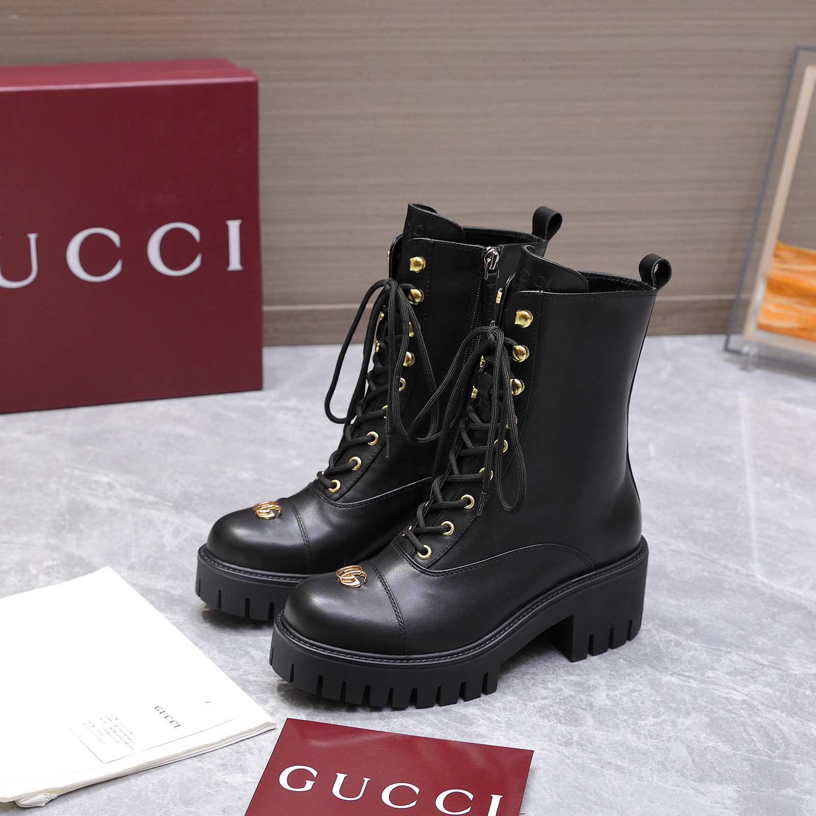 NO:594573,Gucci/Gucci classic double G buckle thick-soled Martin boots short boots. Wear these short boots from G this autumn and winter. Embrace freedom and trend and let your fashion attitude bloom in every step. The classic double G embossed logo inherits the brand's century-old heritage. Every texture tells a fashion story and is a symbol of recognition and taste. Every gesture shows unique charm. The thick-soled design is the finishing touch and the height is just right. It elongates the leg line and gives you a tall, model-like figure instantly.  Whether paired with jeans to create a casual casual style, or paired with a skirt or dress to create a sweet and cool contrast, it can be perfectly adapted to easily control different styles and become a universal fashion item in your wardrobe. The fabric is made of original customized calfskin, the inner pads are all sheepskin, and the original molded custom-made non-slip outsole size 35-42 (customized for 41 42)  price,boots,gucci,gucci,gucci,boots,skirts,jeans,cowhide,sheepskin19860909Gucci/古驰经典双G扣厚底马丁靴短靴 这个秋冬穿上G家这款短靴 拥抱自由与潮流 让时尚态度在每一步中尽情绽放. 经典的双G压花标志 传承品牌百年底蕴 每一道纹理都在诉说着时尚的故事 是辨识度与品味的象征举手投足间尽显独特魅力. 厚底设计堪称点睛之笔 高度恰到好处 拉长腿部线条 让你瞬间拥有模特般的高挑身姿 无论是搭配牛仔裤打造随性休闲风 还是配上短裙、连衣裙营造甜酷反差感 它都能完美适配 轻松驾驭不同风格穿搭 成为你衣橱里的万能时尚单品. 面料采用原版定制小牛皮 内里垫脚均为羊皮 原版开模定制防滑大底 size35-42（41 42定制） 价格,靴子,gucci,gucci,gucci,boots,skirts,jeans,cowhide,sheepskin,Women's Shoes