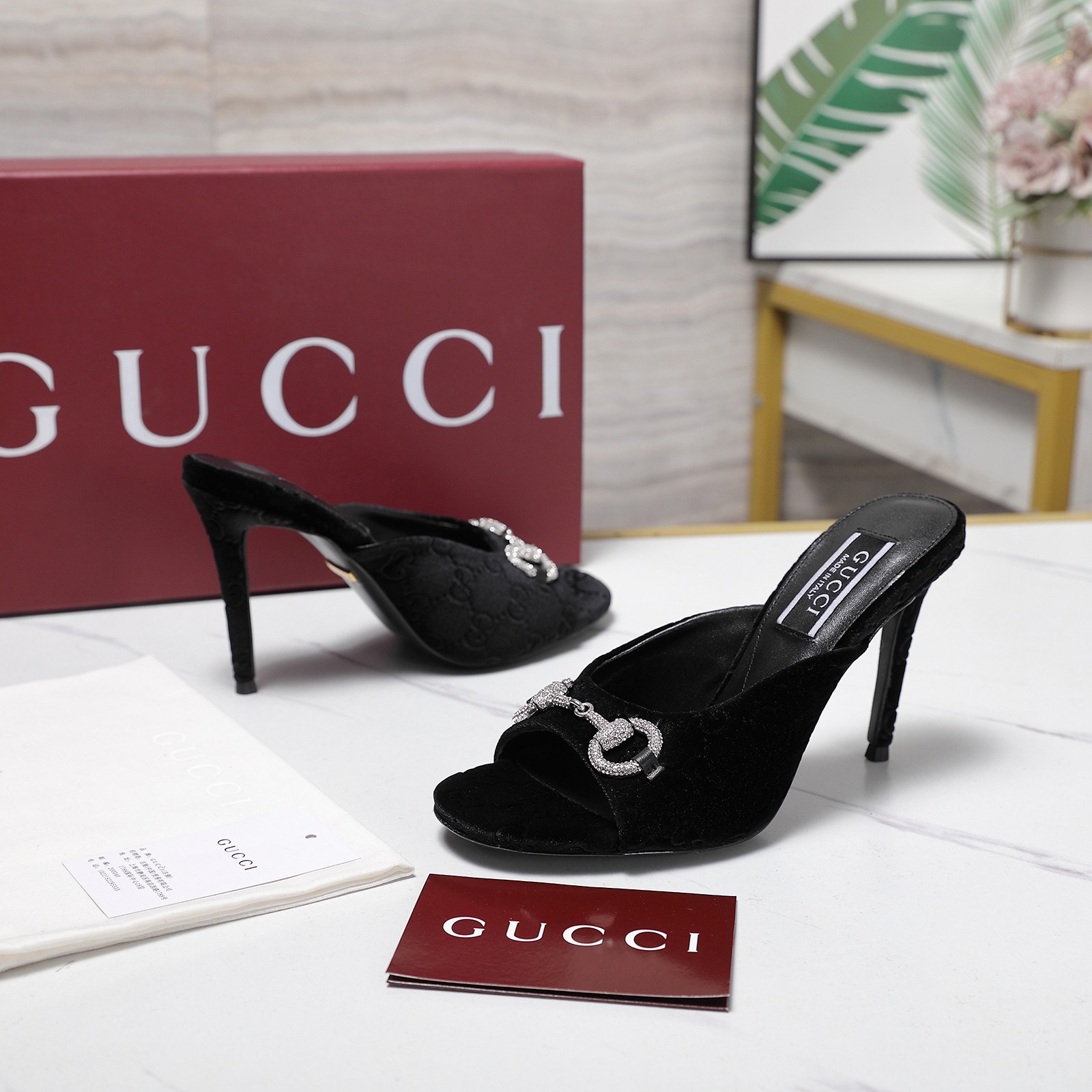 NO:594567,The highest version of Gucci!  ／2025 summer new model, purchasing agent level, top quality!  Purchase the original version and get a 1:1 top-quality replica!  The material is the same as the Y version. It has a good texture and can be compared with ZG. This high-heeled sandal has now become a classic item of the brand. The chain diamond buckle, an archival element inspired by the initials of Mr. GuccioGucci, injects brand connotation into this shoe. The brand uses different textures and colors to inject modern essence into the classic slippers. It is simply too classic to match the chain with diamond decoration. The fabric is imported cow patent leather, the lining is imported sheepskin, and the heel height is 10CM. The outsole is Italian genuine leather.  Code number 35-41 (41.42 customized) Full set of original packaging!  price,high heels and slippers,gucci,sandals,high heels,slippers,sheepskin,Leather soles19860909Gucci最高版本！ ／2025夏季新款 代购级别,顶级品质！ 原版购入1:1顶级复刻！ 材质和Y版一致 相当有质感 可以对比ZG无差距 这款高跟凉鞋现已成为品牌经典单品,灵感源自GuccioGucci先生姓名首字母缩写的典藏元素链条钻扣为这款鞋履注入品牌内涵.·品牌运用不同织纹和配色在经典拖鞋中注入现代精髓.搭配上链条镶钻饰简直太经典了. 面料进口牛漆皮 内里进口羊皮里 跟高10CM 大底意大利真皮大底. 码数35-41（41.42定做） 全套原版包装！ 价格,高跟鞋拖鞋,gucci,sandals,high heels,slippers,sheepskin,Leather soles,Women's Shoes