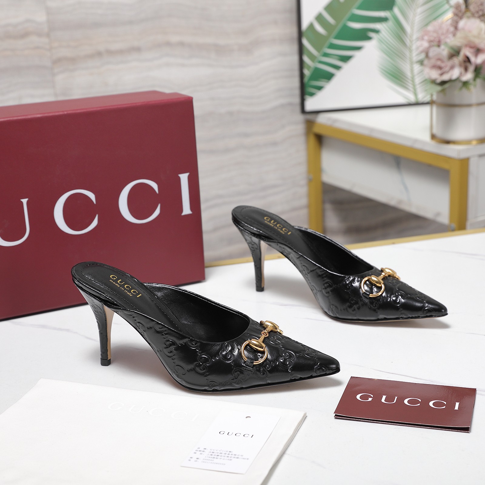 NO:594565,The highest version of Gucci!  ／2025 summer new model, purchasing agent level, top quality!  Purchase the original version and get a 1:1 top-quality replica!  The material is the same as the Y version. It has a good texture and can be compared with ZG. This high-heeled sandal has now become a classic item of the brand. The chain diamond buckle, a collection element inspired by the initials of Mr. GuccioGucci, injects brand connotation into this shoe. The brand uses different textures and colors to inject modern essence into the classic slippers. It is simply too classic to match the chain with diamond decoration. The fabric is imported cow patent leather, the lining is imported sheepskin, and the heel height is 8.5CM. The outsole is Italian genuine leather.  Code number 35-41 (41.42 customized) Full set of original packaging!  price,semi-slip high heels,gucci,sandals,high heels,slippers,sheepskin,Leather soles19860909Gucci最高版本！ ／2025夏季新款 代购级别,顶级品质！ 原版购入1:1顶级复刻！ 材质和Y版一致 相当有质感 可以对比ZG无差距 这款高跟凉鞋现已成为品牌经典单品,灵感源自GuccioGucci先生姓名首字母缩写的典藏元素链条钻扣为这款鞋履注入品牌内涵.·品牌运用不同织纹和配色在经典拖鞋中注入现代精髓.搭配上链条镶钻饰简直太经典了. 面料进口牛漆皮 内里进口羊皮里 跟高8.5CM 大底意大利真皮大底. 码数35-41（41.42定做） 全套原版包装！ 价格,半拖高跟鞋,gucci,sandals,high heels,slippers,sheepskin,Leather soles,Women's Shoes
