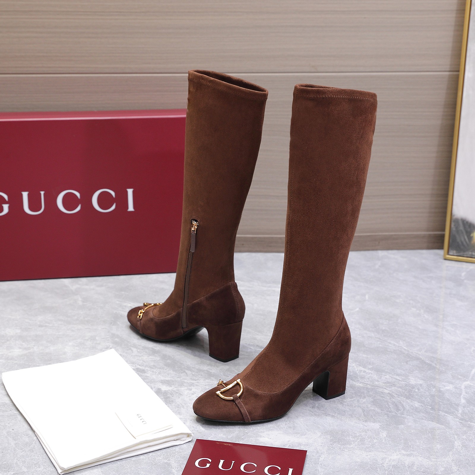 NO:594585,The highest version 2025 new Gucci latest mid-heeled boots D-shaped chain buckle. Top version, welcome to compare. Original 1:1 replica. Please look for our authenticity guarantee. Produced by Gucci's creative director, elegant slingback pumps are launched. The ingenious and recognizable brand element gold horsebit adds dazzling embellishment to the center of the shoes. The round toe and mid-heel complement each other, creating a comfortable and fitting design. The upper is imported cow patent leather.  Lining/foot pads are made of full-grain high-grade lambskin. Soles are made of top-quality Italian leather. Heel height is 6.5CM. Matching sizes are 35-42 (41/40/42 are custom-made and non-returnable). Packaging is original and complete in red box. Price based on volume, boots, gucci, boots, sheepskin.19860909最高版本 2025 新款古奇GUcci最新中跟长靴 D字链条扣  顶级版本、欢迎比对. 原版1:1复刻 注意请认准咱家正品保证 制作Gucci创作总监推出优雅露跟浅口鞋,匠心,颇具辨识感的品牌元素金色马衔扣为鞋履中央增添亮眼点缀.圆头和中跟相辅相成,造就舒适贴合的版型设计 鞋面进口牛漆皮 内里/垫脚全粒纹高档小羊皮 鞋底意大利顶级真皮底 跟高6.5CM 配码35-42（41/40/42定做不退换） 包装原版全套红盒包装 跑量价,靴子,gucci,boots,sheepskin,Women's Shoes