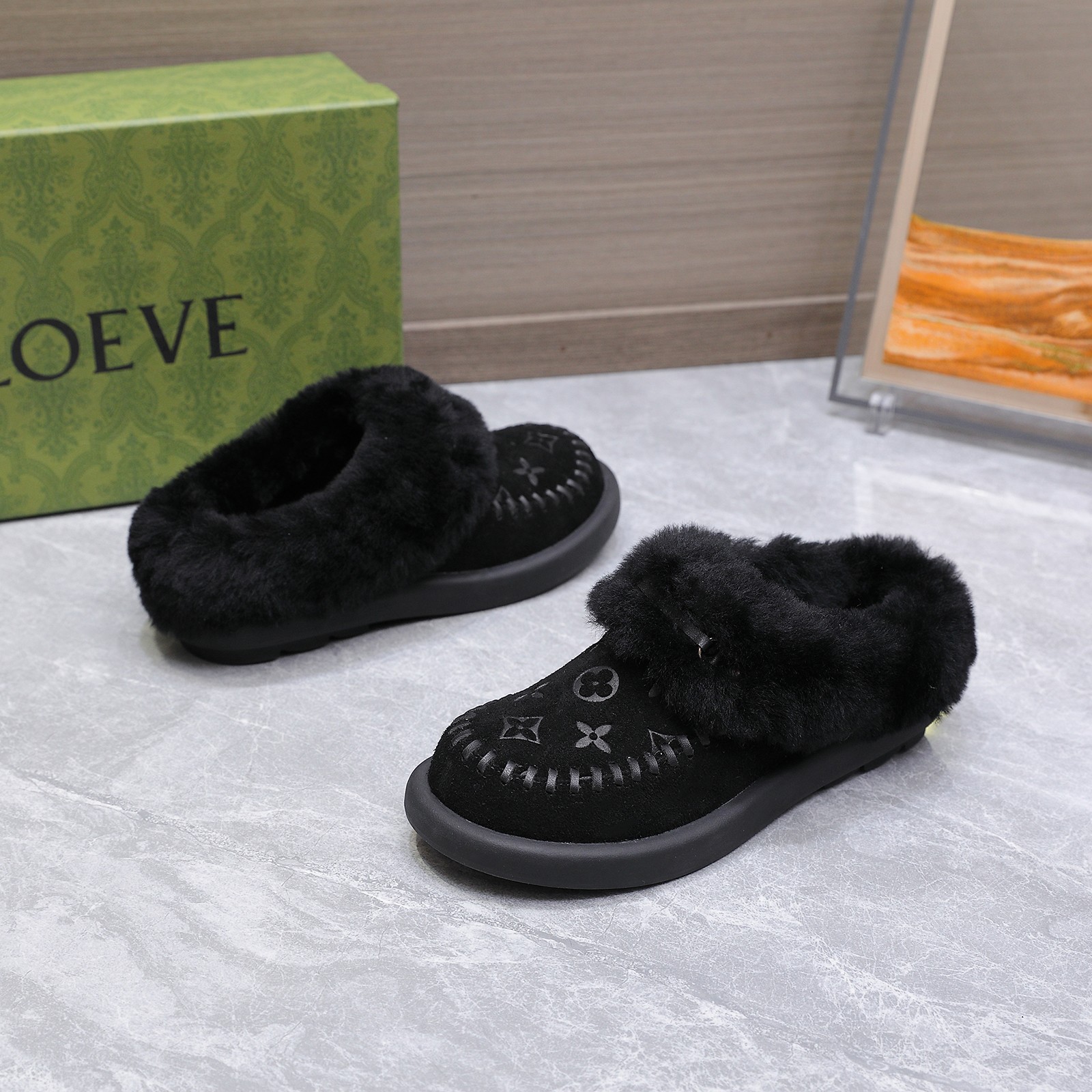 NO:614163,: 'Exclusive top version' EFG niche 25vs autumn counter's latest casual series... [Round-toe embossed fur casual shoes] EFG trendy brand ladies love simplicity and irresistibility. The combination shows a unique dressing style, free mix and match to shine in place and follow the fashionable steps of the tight-flavored grandma!  !  !  The top-notch craftsmanship and texture are perfectly presented. No matter any details, you can compare them with the counters. You can enter and exit the counters at will with the best quality goods!  !  Fabric: Original customized cow embossing process Lining: Original customized wool Foot: Original customized wool Outsole: Original molded foam sole Heel height: 3cm Size: 35-39 (40.41 customization is non-refundable) Packaging: Original full set of packaging Color: Official website updated simultaneously, semi-mooned fur shoes19860909:《独家顶级版本》  EFG小众25vs秋季专柜最新休闲系列……【圆头压花毛里休闲鞋】 EFG潮牌女士钟爱简约又难以抗拒系 搭配展现与众不同的穿搭风格、自由混搭闪耀到位跟紧香奶奶时尚步伐！！！ 顶级工艺质感完美呈现,无论任何细节均可对比专柜,最好级别的顶级货,随意进出专柜！！ 面料:原版定制牛猄压花工艺 内里:原版定制羊毛 垫脚:原版定制羊毛 大底:原版开模发泡成型底 跟高:3cm 码数:35-39（40.41定制不退换） 包装:原版全套包装 颜色:官网同步更新,半拖毛毛鞋,Women's Shoes