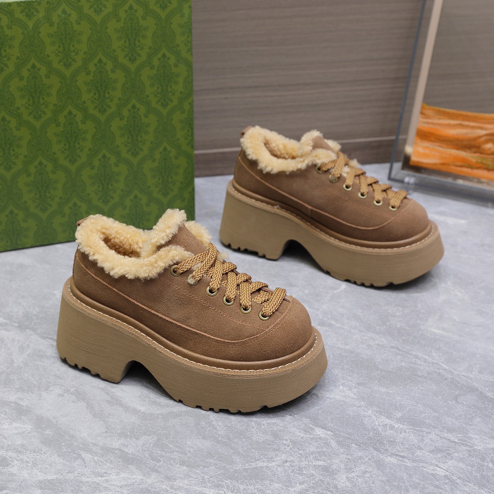 NO:613079,: 'Exclusive top version' EFG niche 25vs latest casual series in the autumn counter... [Round-toe sponge cake fur casual shoes] EFG trendy brand ladies love simplicity and irresistibility. The combination shows a unique dressing style, free mix and match to shine in place and follow the fashionable steps of the tight-flavored grandma!  !  !  The top-notch craftsmanship and texture are perfectly presented. No matter any details, you can compare them with the counters. You can enter and exit the counters at will with the best quality goods!  !  Fabric: original customized cow lining: original customized wool Foot pads: original customized wool Outsole: original molded foam sole Heel height: 3cm Size: 35-39 (40.41 customization is not returnable) Packaging: original full set of packaging Color: official website updated simultaneously, loafers, snow boots, loafers, boots19860909:《独家顶级版本》  EFG小众25vs秋季专柜最新休闲系列……【圆头松糕毛里休闲鞋】 EFG潮牌女士钟爱简约又难以抗拒系 搭配展现与众不同的穿搭风格、自由混搭闪耀到位跟紧香奶奶时尚步伐！！！ 顶级工艺质感完美呈现,无论任何细节均可对比专柜,最好级别的顶级货,随意进出专柜！！ 面料:原版定制牛猄 内里:原版定制羊毛 垫脚:原版定制羊毛 大底:原版开模发泡成型底 跟高:3cm 码数:35-39（40.41定制不退换） 包装:原版全套包装 颜色:官网同步更新,乐福鞋雪地靴,loafers,boots,Women's Shoes