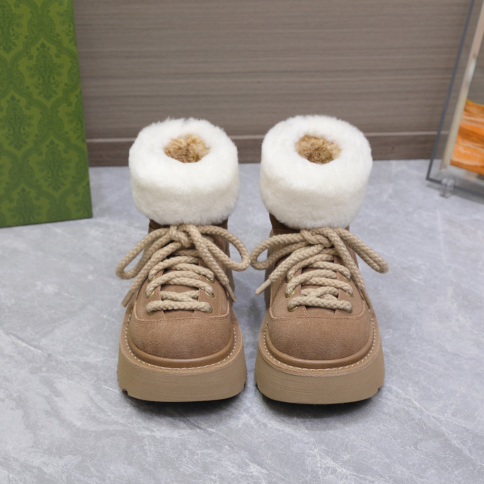 NO:613084,: 'Exclusive top version' EFG niche 25vs the latest snow boots series in the autumn counter... [Round-toe platform snow boots] EFG trendy brand ladies love simple and irresistible styles. The combination shows a unique dressing style, free mix and match to shine in place and follow the fashionable steps of the tight-flavored grandma!  !  !  The top-notch craftsmanship and texture are perfectly presented. No matter any details, you can compare them with the counters. You can enter and exit the counters at will with the best quality goods!  !  Fabric: original customized cow lining: original customized wool Foot pads: original customized wool Outsole: original molded foam sole Heel height: 3cm Size: 35-39 (40.41 customization is not returnable) Packaging: original full set of packaging Color: official website updated simultaneously, loafers, snow boots, loafers, boots19860909:《独家顶级版本》  EFG小众25vs秋季专柜最新雪地靴系列……【圆头松糕雪地靴】 EFG潮牌女士钟爱简约又难以抗拒系 搭配展现与众不同的穿搭风格、自由混搭闪耀到位跟紧香奶奶时尚步伐！！！ 顶级工艺质感完美呈现,无论任何细节均可对比专柜,最好级别的顶级货,随意进出专柜！！ 面料:原版定制牛猄 内里:原版定制羊毛 垫脚:原版定制羊毛 大底:原版开模发泡成型底 跟高:3cm 码数:35-39（40.41定制不退换） 包装:原版全套包装 颜色:官网同步更新,乐福鞋雪地靴,loafers,boots,Women's Shoes