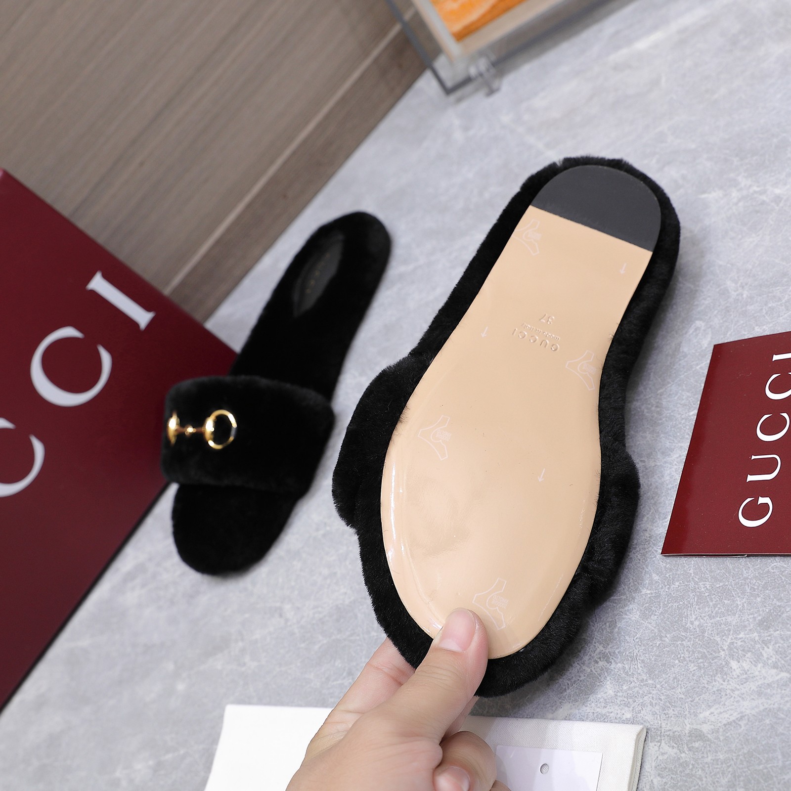 NO:613067,The latest hot style 2025 autumn and new winter color Gucci Gucci classic sheep style wool slippers series, the latest version of the suede suede mules, horse-bit flat buckle sole semi-beautiful shoe slippers, linoo lamb slippers. It is known for its elegant silhouette, exquisite materials and classic horse-biting. This model is defined in smooth suede and merino wool lining. As an outstanding representative of the design heritage, the new series of horse buckle-shaped slippers vividly demonstrate the classic elegance. It has become a timeless classic. The material of this shoe is soft and the shape is exquisite and smooth, showing the daily elegance! Upper shoe silk high-gloss cowhide/hide cowhide Lamb hair lining Italian leather large sole Size 35-42 (41.42 custom made and non-exchangeable) Price, fur shoes and slippers, gucci, gucci, slippers, chamois leather19860909最新爆款 2025秋新冬配色Gucci 古驰 典经羊款毛拖鞋系列新最面版麂皮绒面穆勒鞋马衔平扣底半美鞋拖利奴羊毛羔鞋拖 其以雅优的轮廓、精致的料材和经典的衔马而称著.这个型模是在滑光的绒面革和美利奴毛羊衬的里定义. 作为计设传的承杰代出表,新列系饰马扣衔一字拖毛拖,动生彰显典经优雅调格.成就隽经永典.这款鞋履材质软柔,形廊精致流畅,显彰日常雅优范风！ 面鞋丝高光牛猄皮/皮牛 内里羊羔毛 鞋底意大利皮真底大 码数35-42（41.42定做退不换） 价格,毛毛鞋拖鞋,gucci,gucci,slippers,chamois leather,Women's Shoes