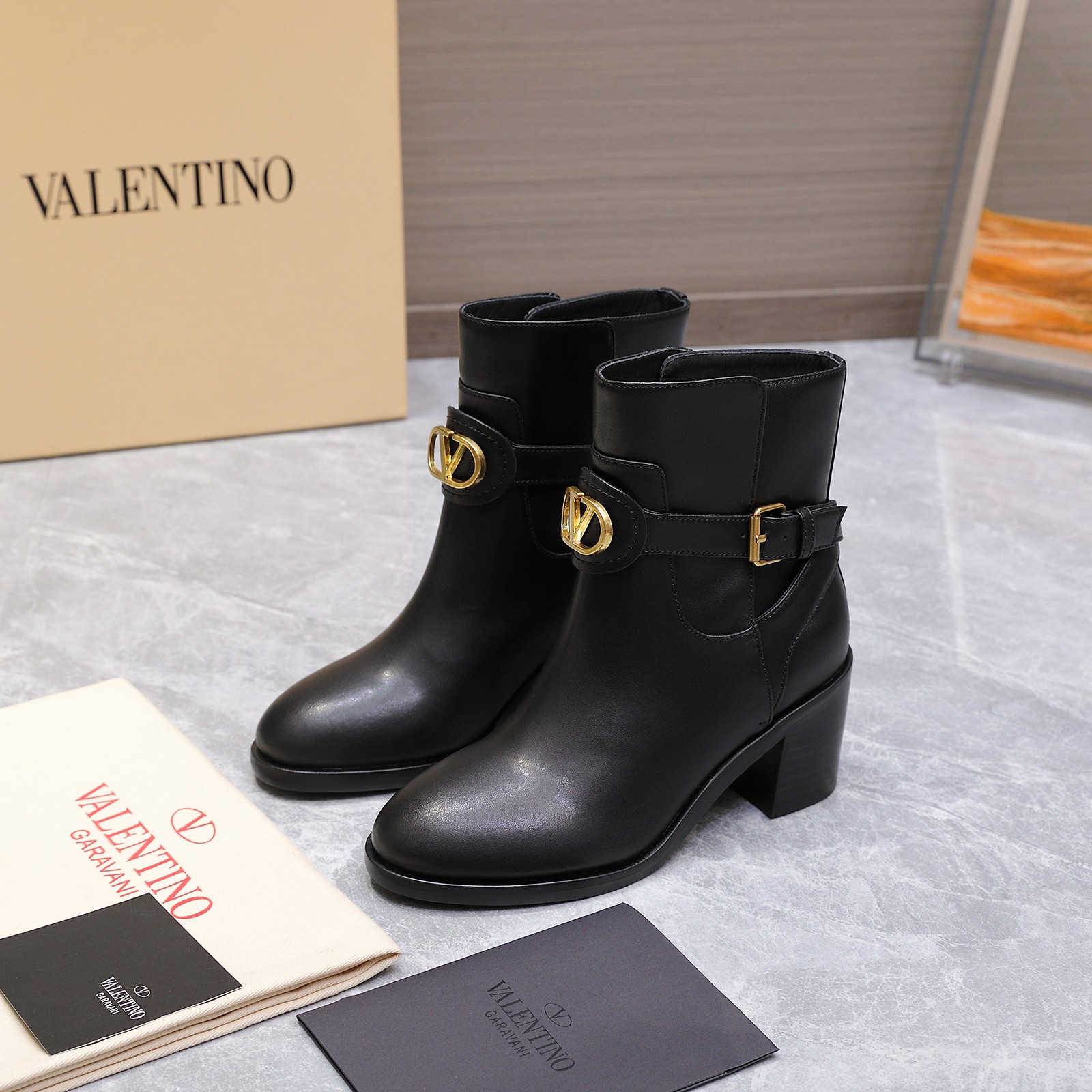 NO:615734,Purchasing agent level 25ss new autumn and winter style Valentino Valentino round toe V-buckle knight short boots Valentino counter latest top version absolute strongest product in history Welcome to compare Comfortable and easy to wear The last shape is consistent with the counter, elegant temperament, fabric imported cowhide cowhide lining cowhide feet Size#34-42 (34 41 42 customized, non-returnable) Packaging Original apricot packaging  price,boots,valentino,valentino,boots,cowhide19860909代购级 25ss 秋冬新款 华伦天奴Valentino 圆头 V扣骑士短靴 华伦天奴专柜最新款 顶级版本 绝对史上最强货 欢迎对比 舒适好穿 楦型与专柜一致,优雅气质、 面料 进口牛皮 内里牛皮里 牛皮垫脚 Size#34-42（34 41 42定做 不退换） 包装原版杏色包装 价格,靴子,valentino,valentino,boots,cowhide,Women's Shoes