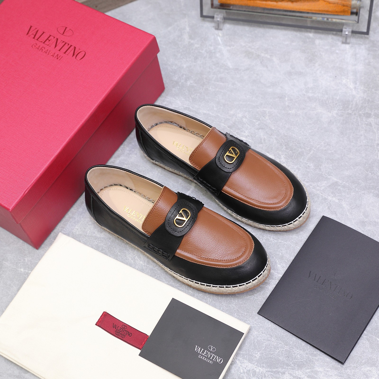 NO:615728,Original copy of Valentino/Valentino fisherman's shoes, hemp rope sole shoes, the latest metal logo fur thick-soled slippers with flat soles!  Purchase the original version and get a 1:1 top-quality replica!  Exquisite last design, perfect side arc!  The iconic logo buckle highlights the charm of the brand!  A one-to-one copy of the original, the last shape is perfect for your feet and will give you a genuine feel on your feet!  The first choice for high-end customers to purchase [Material] Original imported textured cowhide for the upper, original imported sheepskin for the lining, imported raw rubber sole for the outsole [water platform height] 2cm [number of yards] 35-42 yards (41 42 custom-made, non-returnable) [Packaging] equipped with original packaging [], loafers, valentino, valentino, loafers, slippers, espadrilles, cowhide, sheepskin19860909原版复制 Valentino/华伦天奴渔夫鞋 麻绳底单鞋 最新金属logo 皮皮草厚底拖鞋平底！原版购入1:1顶级复刻！精致的楦型设计,侧身弧线完美！标志型的Logo饰扣彰显了品牌的魅力！原版一比一复制 楦型完美上脚更是爱不释手带给您正品级的脚感！供高端客户代购首选【材质】 鞋面原版进口摔纹牛皮 内里原版进口羊皮 大底进口生胶底【水台高】2cm【码数】35-42码 (41 42订做不退换)【包装】配置原版包装【】,乐福鞋,valentino,valentino,loafers,slippers,espadrilles,cowhide,sheepskin,Women's Shoes