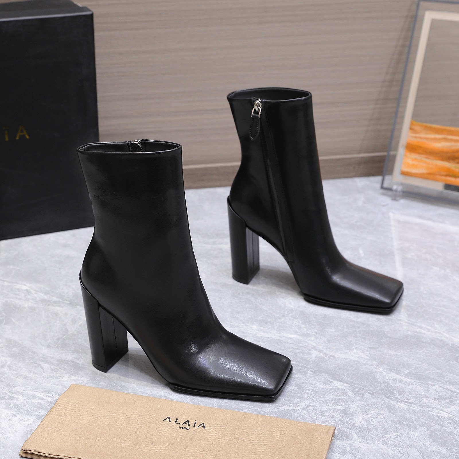 NO:616374,Top version ALAIA Alaya's new style for early spring. Square-toe high-heeled shoes and short boots that will make your heart flutter when you put them on. The square-toe design makes your legs look longer. alaia high-heeled shoes. The large square-toe design will simply capture the girlish heart of every woman. The material is tall and thin. When you put it on, you will feel like a princess on the run. It is very easy to wear and looks good!  My favorite high-heeled shoes of the year. Original genuine leather outsole + rubber injection process. Material: first layer of cowhide. Sheepskin lining. Heel height: 11cm. Size: 35-39 (40 to 41 customized, non-refundable). Price, boots, alaia, boots, high heels, cowhide, sheepskin19860909顶级版本 ALAIA 阿莱亚早春新款 穿上就会心动的方头高跟鞋 短靴 方头设计超显腿长 alaia高跟鞋 大方头设计简直就是会俘获每个女人的少女心 材质显高显细 穿上就觉得自己是在逃公主 特别好穿好好看！年度最爱的高跟鞋 大底原版真皮底＋注胶工艺 材质头层牛皮 内里羊皮 跟高11cm 码数35-39（40 41定制不退换） 价格,靴子,alaia,boots,high heels,cowhide,sheepskin,Women's Shoes