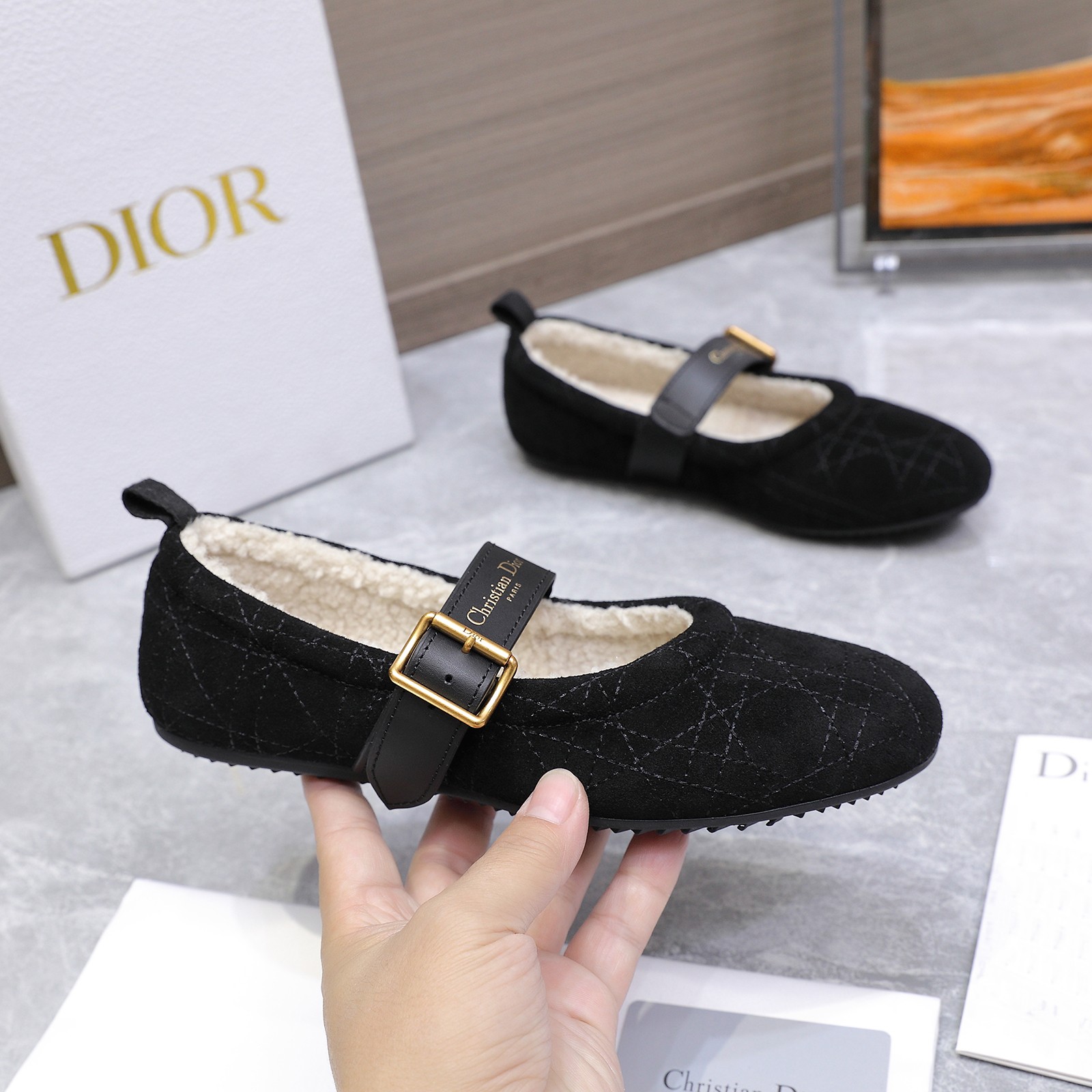 NO:630013,Dior 2025 autumn and winter limited cashmere Mary Jane shoes, classic brown with lambswool lining, soft and warm. The upper is made of high-grade cowhide, diamond pattern embroidery + metal buckle, full of sophistication. The round-toe design fits the foot shape, is comfortable and not crowded, and can be easily controlled for commuting and leisure. Whether worn with a skirt or wide-leg pants, it directly adds elegance!  The upper is made of high mercerized cowhide, the lining is grade A lamb wool, the sole is T P U, and the size is 35-41 (40 and 41 are non-refundable). Price, fur shoes, dior, mary jane, skirts19860909Dior 2025秋冬限定羊绒玛丽珍鞋,经典棕色搭配羊羔毛内衬,柔软又保暖.鞋面是高级牛绒,菱格纹刺绣+金属扣带,精致感满满.圆头设计贴合脚型,舒适不挤脚,通勤休闲都能轻松驾驭.无论配裙装还是阔腿裤,优雅气质直接拉满！ 鞋面高丝光牛绒 内里A级羊羔毛 鞋底T P U 码数35-41（40、41不退换） 价格,毛毛鞋,dior,mary jane,skirts,Women's Shoes