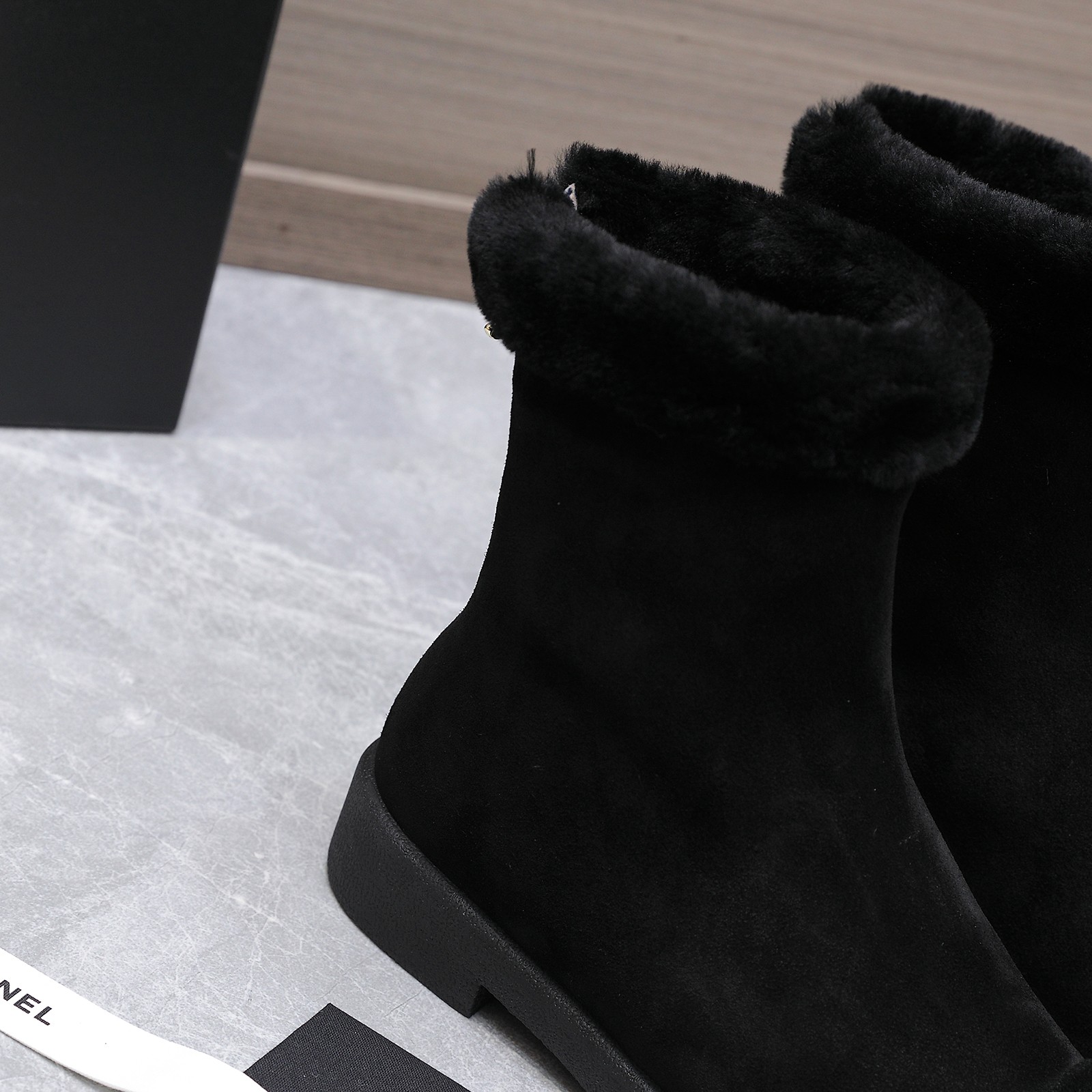 NO:629983,CHANEL Chanel 25 / The latest furry slippers and snow boots for autumn and winter. There are many celebrity Internet celebrities. The small fragrant furry shoes are handsome and gentle. They are also a very classic element of the brand. The design is really unique and looks like extraordinary short boots. The tube is straight and stylish without losing softness. It is not unsightly and decorated with exquisite logo. It is high-end and elegant. It is not tacky and has a cool unique style on the feet. It also shows the long legs. Fabric: High mercerized cowhide. Inner  Sheepskin outsole, non-slip outsole Size #35-41 (customized for 40/41), half drag snow boots, chanel, chanel, boots, cowhide, sheepskin19860909CHANEL香奈儿 25 / 秋冬最新款毛毛拖 雪地靴 超多明星网红种草 可帅气可温柔的小香毛毛鞋 也是它家的一个很经典的元素 设计真的绝绝子看起来就是不一般的短靴 筒笔直有型且不失柔软度 也不挑人加上精致logo点缀 高级大气 不俗气上脚酷酷的特有范儿 还特显腿长哦 面料 高丝光牛皮 内里 羊皮 大底 防滑大底 Size #35-41(40/41定做),半拖雪地靴,chanel,chanel,boots,cowhide,sheepskin,Women's Shoes