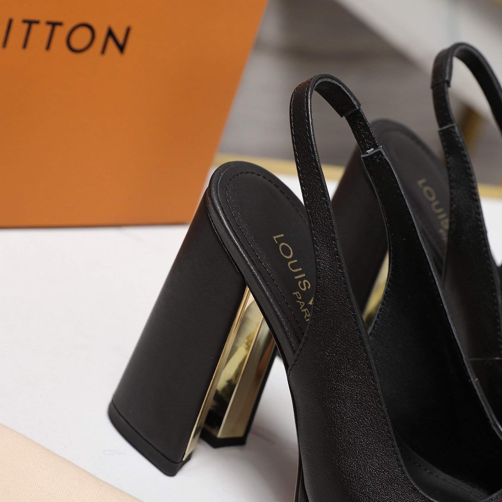 NO:630032,The top version of LV | Louis Vuitton 25 Hentiangao new shoes, sandals with empty back, 2025 spring and summer new thick heel platform sandals, the top version is the same as the original version, the counter features the latest LV  Full of high-end feel!  A popular model among bloggers at home and abroad, it is retro, fashionable and looks great on your feet!  Official website main recommendation★ ━━━━━t ━━━━━ Original custom patent leather/cow leather upper, imported sheepskin lining, Italian genuine leather outsole, heel height 11cm, water platform 2cm, shoe size: 35-42 (41 42 customized) price, high-heeled sandals, louis vuitton, louis  vuitton,sandals,high heels,cowhide,sheepskin,Leather soles19860909顶级版本 LV | 路易威登 25恨天高新款单鞋 凉鞋后空 2025春夏新款粗跟水台凉鞋 顶级版本原版一致 专柜主打最新款 LV X TM村上隆联名款 硬货上新 代购级别！高级感十足！国内外博主刷爆的一款,复古又时髦上脚美炸了！官网主推款★ ━━━━━ t ━━━━━ 鞋面原版定制漆皮/牛皮 内里进口羊皮里 大底意大利真皮大底 跟高11cm 水台2cm 鞋码: 35-42（41 42定制） 价格,高跟鞋凉鞋,louis vuitton,louis vuitton,sandals,high heels,cowhide,sheepskin,Leather soles,Women's Shoes