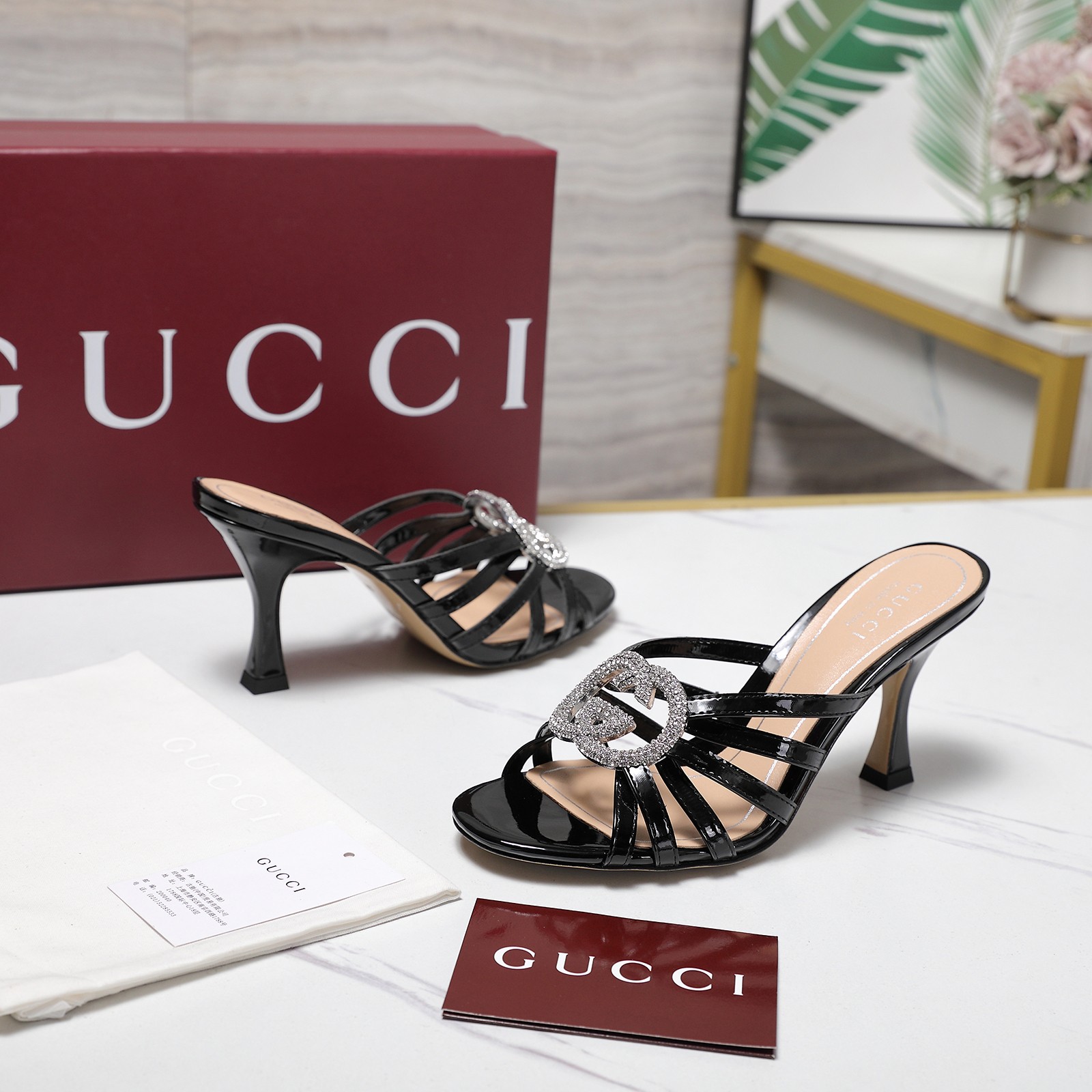 NO:629993,The highest version of Gucci!  ／2025 new summer style double G diamond buckle slippers, purchasing agent level, top quality!  Purchase the original version and get a 1:1 top-quality replica!  The material is the same as the Y version. It has a good texture and can be compared with ZG. This high-heeled sandal has now become a classic item of the brand. The chain diamond buckle, a collection element inspired by the initials of Mr. GuccioGucci, injects brand connotation into this shoe. The brand uses different textures and colors to inject modern essence into the classic slippers. It is simply too classic to match the chain with diamond decoration. The fabric is imported cow patent leather, the lining is imported sheepskin, and the heel height is 8.5CM. The outsole is Italian genuine leather.  Code number 35-41 (41.42 customized) Full set of original packaging!  price,high heels and slippers,gucci,sandals,high heels,slippers,sheepskin,Leather soles19860909Gucci最高版本！ ／2025夏季新款 双G钻扣拖鞋 代购级别,顶级品质！ 原版购入1:1顶级复刻！ 材质和Y版一致 相当有质感 可以对比ZG无差距 这款高跟凉鞋现已成为品牌经典单品,灵感源自GuccioGucci先生姓名首字母缩写的典藏元素链条钻扣为这款鞋履注入品牌内涵.·品牌运用不同织纹和配色在经典拖鞋中注入现代精髓.搭配上链条镶钻饰简直太经典了. 面料进口牛漆皮 内里进口羊皮里 跟高8.5CM 大底意大利真皮大底. 码数35-41（41.42定做） 全套原版包装！ 价格,高跟鞋拖鞋,gucci,sandals,high heels,slippers,sheepskin,Leather soles,Women's Shoes