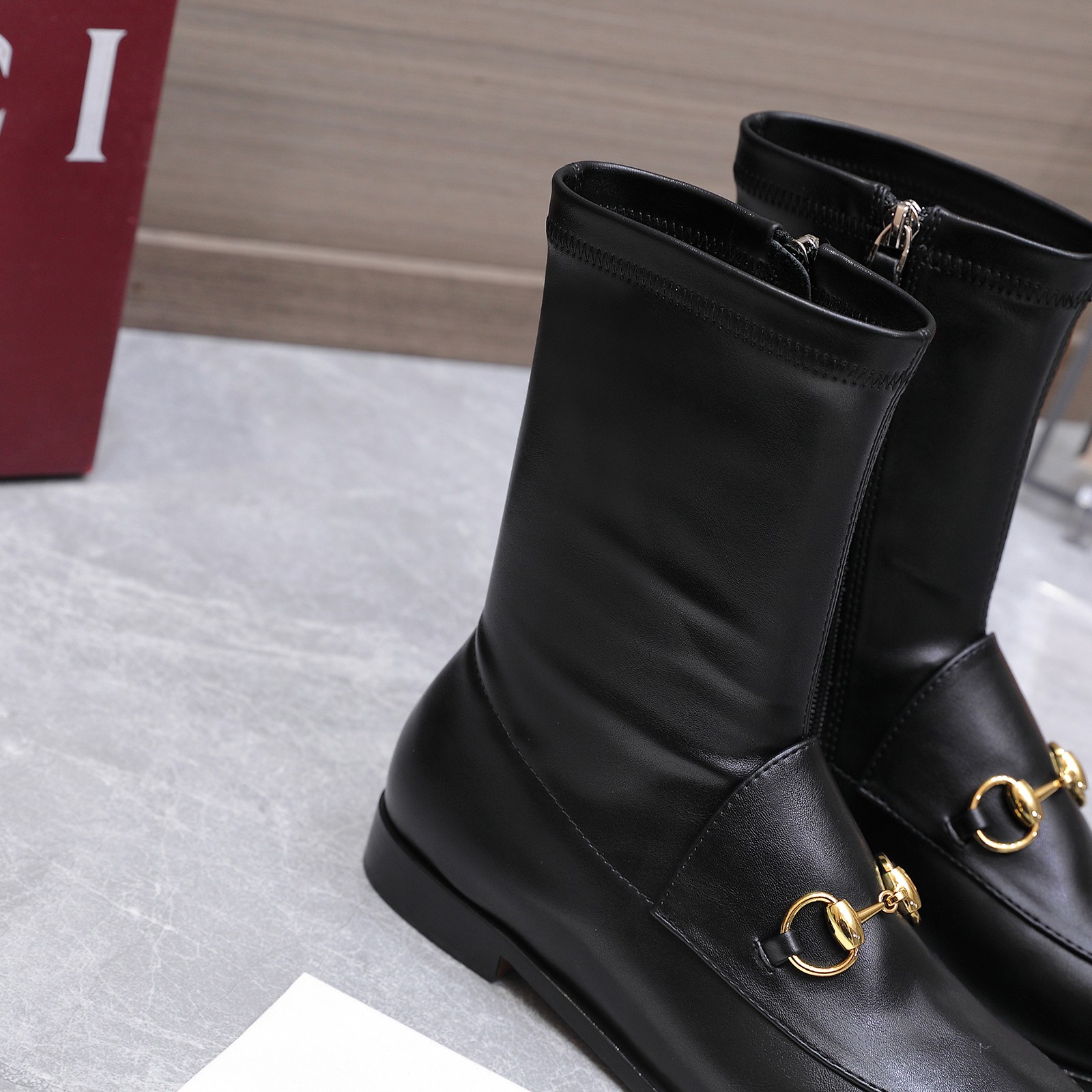 NO:629990,The highest version on the market, gucci2025 horsebit elastic ankle boots, classic loafers and ankle boots, Gucci elastic sheepskin ankle boots, side zipper design, easy to put on and take off, and has excellent foot wrapping!  The stretchy sheepskin boots fit perfectly!  Sheepskin upper + stretch sheepskin, lining/foot pads, imported custom cowhide, Italian genuine leather sole, size 35-42 (41 42 customized, non-returnable), full set of original green packaging, price, boots, gucci, loafers, boots, cowhide, sheepskin19860909市场最高版本 gucci2025马衔扣弹力短靴 经典乐福鞋加短靴 古奇Gucci弹力羊皮短靴,靴子侧拉链设计 易穿易脱,上脚包裹性特别好！靴筒弹力羊皮非常贴脚！ 鞋面羊皮鞋面+弹力羊皮 内里/垫脚进口定制牛皮 鞋底意大利真皮底 码数35—42（41 42定制不退换） 包装全套绿色原版 价格,靴子,gucci,loafers,boots,cowhide,sheepskin,Women's Shoes