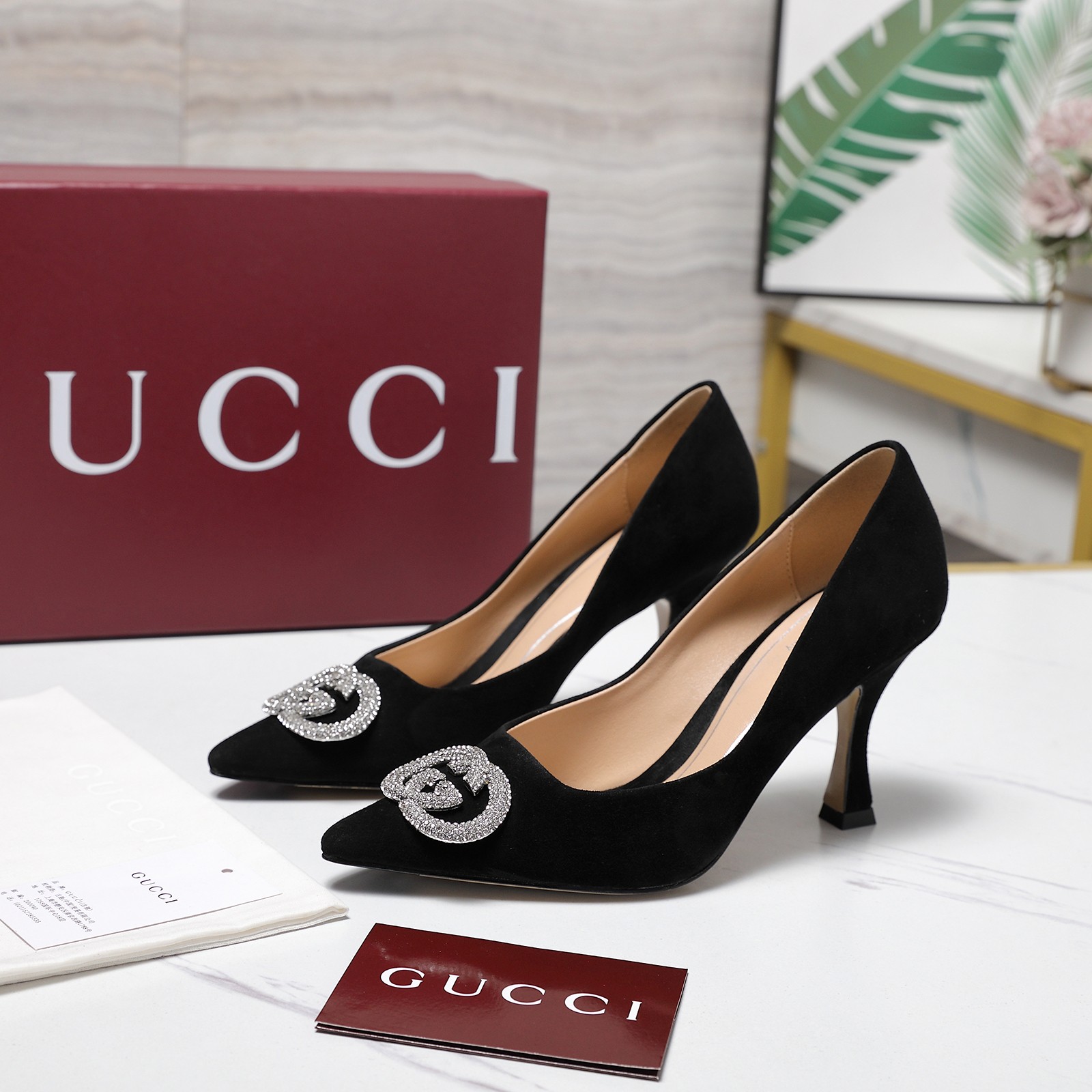 NO:629987,The highest version of Gucci!  ／2025 new summer style double G diamond buckle shoes, purchase level, top quality!  Purchase the original version and get a 1:1 top-quality replica!  The material is the same as the Y version. It is quite textured and can be compared with ZG. This high-heeled sandal has now become a classic item of the brand. The chain diamond buckle, a collection element inspired by the initials of Mr. GuccioGucci, injects brand connotation into this shoe. The brand uses different textures and colors to inject modern essence into the classic slippers. Paired with the chain and diamond decoration, it is simply too classic. The fabric is imported cowhide, the lining is imported sheepskin, and the heel height is 8.5CM. The outsole is Italian genuine leather.  Code number 35-41 (41.42 customized) Full set of original packaging!  Price, high heels shoes, gucci, sandals, high heels, slippers, cowhide, sheepskin, Leather soles19860909Gucci最高版本！ ／2025夏季新款 双G钻扣单鞋 代购级别,顶级品质！ 原版购入1:1顶级复刻！ 材质和Y版一致 相当有质感 可以对比ZG无差距 这款高跟凉鞋现已成为品牌经典单品,灵感源自GuccioGucci先生姓名首字母缩写的典藏元素链条钻扣为这款鞋履注入品牌内涵.·品牌运用不同织纹和配色在经典拖鞋中注入现代精髓.搭配上链条镶钻饰简直太经典了. 面料进口牛皮 内里进口羊皮里 跟高8.5CM 大底意大利真皮大底. 码数35-41（41.42定做） 全套原版包装！ 价格,高跟鞋单鞋,gucci,sandals,high heels,slippers,cowhide,sheepskin,Leather soles,Women's Shoes
