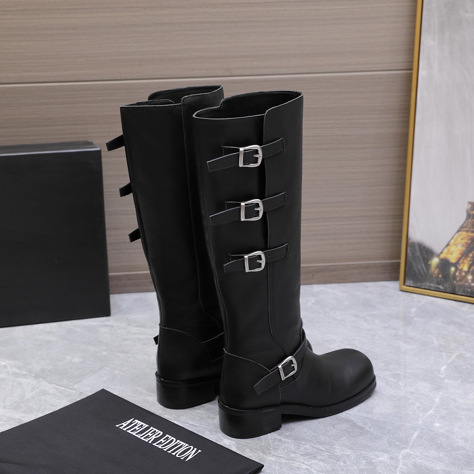NO:629980,, the same model as the new Atelier Edition new boots, a fashionable color-blocked Korean-style outfit with a strong sense of relaxation. This pair of boots combines retro and punk into a high-end feel. In autumn and winter, the upper foot is loose and easy to control, which can make your style instantly appear~ The brown boots have a high-end atmosphere that does not conflict with the style. The upper is pebbled cowhide and the lining is water-dyed cowhide. Size 35-40 (custom order of 40 is non-refundable), boots, cowhide19860909,上新Atelier Edition 新靴同款 松弛感非常强的一款时尚拼色韩风穿搭 这双长靴把复古与朋克揉成高級感.秋冬上脚軽軽松松拿捏,都能让你风格瞬间出圈～棕色长靴穿出不撞款的高级感氛围感也满满. 鞋面荔枝纹牛皮 内里水染牛皮 码数35-40(40订做不退换),靴子,boots,cowhide,Women's Shoes