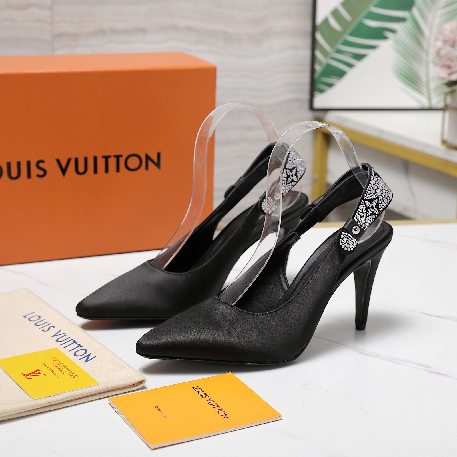 NO:652471,The highest version 25ss new summer style LOUIS VUITTON LV LEGACY sling-back high heels empty back sandals single shoes This Legacy sling-back high-heeled shoes are made of smooth cow leather to continue the traditional construction design, highlighting the heritage theme of Louis Vuitton's 2025 spring and summer show. The soft pointed toe and kitten heel reveal an elegant style, and the Monogram hot-drilled back strap recalls the hard case handle element. The restrained elastic inlay allows for easy putting on and taking off.  Upper cowhide/real silk, inner padding sheepskin, sole Italian genuine leather outsole, flat heel/5.5cm/9.5cm, size 35-42 (40.41.42 custom-made, non-refundable) price, high heels sandals, louis vuitton, louis vuitton, louis vuitton, sandals, high heels, cowhide, sheepskin, real silk, Leather soles19860909最高版本 25ss夏季新款 LOUIS VUITTON 路易威登 LV LEGACY 露跟 高跟鞋 后空凉鞋 单鞋 本款 Legacy 露跟高跟鞋以光滑牛皮革延续传统构型设计,点明路易威登 2025春夏秀场的传承主题.柔婉尖头与小猫跟流露雅致格调, Monogram 烫钻后带回溯硬箱手柄元素.内敛弹力嵌饰实现轻松穿脱. 鞋面牛皮/真丝 内里垫脚羊皮 鞋底意大利真皮大底 跟高平底/5.5cm/9.5cm 码数35-42（40.41.42定做不退换） 价格,高跟鞋凉鞋,louis vuitton,louis vuitton,louis vuitton,sandals,high heels,cowhide,sheepskin,real silk,Leather soles,Women's Shoes