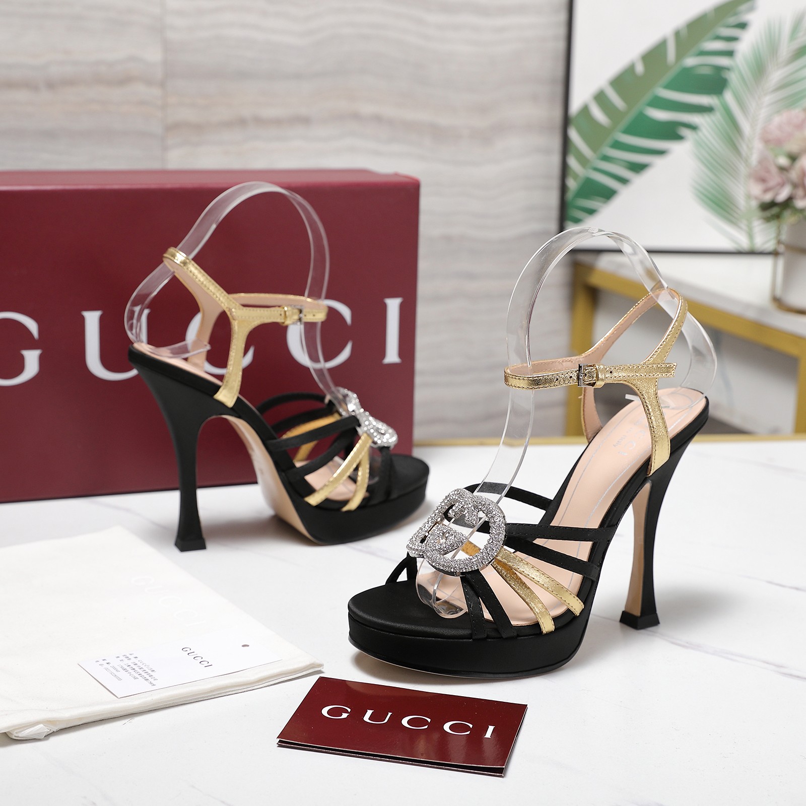 NO:652463,GUCCi high-end boutique water platform sandals 2026 Gucci early spring series GG crystal embellished diamond buckle woven strap sandals top purchasing quality!  It is a 1:1 replica of the original version, and every detail has been carefully polished and made delicately. It can be compared with ZG, and the quality is unparalleled!  This braided strap sandal is made from an upper decorated with shiny GG crystal gold interlocking Double G hardware buckle and embellished with thin straps and exquisite cage-shaped upper. It shows the unconstrained style and is full of elegant feminine charm details to show the concept of femininity, creating a stunning new interpretation of the work!  Fabric imported cowhide, lining/foot pads imported sheepskin lining, heel 12.5CM, water platform 2CM, outsole Italian leather sole, size 35-42 (41 42 customized, non-returnable), full red original packaging. Price, high heels and sandals, gucci, gucci, sandals, high heels, cowhide, sheepskin19860909GUCCi高端精品 水台凉鞋 2026古驰早春系列GG水晶缀饰钻扣编织带凉鞋顶级代购品质！原版1:1复刻,毎个细节皆经过精心打磨细腻制作.可与ZG对比如一,无二品质！ 这款编织带凉鞋由饰闪亮GG水晶金色互扣式双G五金扣点缀细带精致笼形鞋面制作而成,尽显天马行空风范,富有优雅女性魅力细节展现女性气质的理念,打造令人惊艳的作品焕新演绎！ 面料进口牛皮 内里/垫脚进口羊皮里 鞋跟12.5CM 水台2CM 大底意大利真皮底 尺码35-42（41 42定做不退换） 包装全套红色原包装. 价格,高跟鞋凉鞋,gucci,gucci,sandals,high heels,cowhide,sheepskin,Women's Shoes