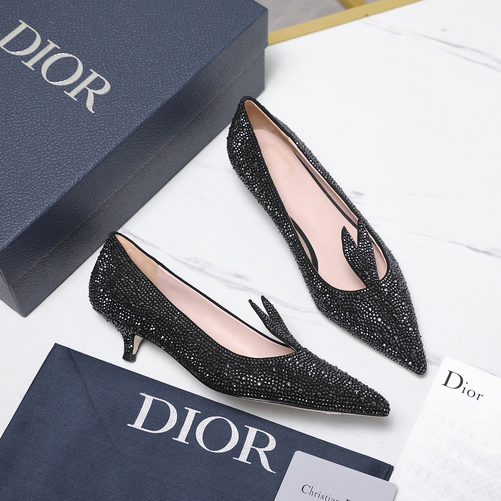 NO:652468,The top version of 25 Dior new pointed-toe low-heeled shoes. The upper is decorated with diamonds and rabbit ears to highlight the brand logo. It is full of femininity. It is elegant and refined. It is so beautiful. This season’s Dior sandals really can’t be missed!  The back half is made of calfskin with a tear-edge fabric bow design, which gives people a particularly comfortable feeling and can add elegance to various styles. The upper is imported first-layer cowhide, the lining is lambskin, and the outsole is Italian genuine leather. The heel height is 4CM, and the size is 35-42 (41 42 customization is non-returnable). Price, high-heeled shoes, dior, dior, sandals, high heels, cowhide, sheepskin, Leather soles19860909顶级版本 25款Dior 迪奥新款尖头矮跟单鞋 鞋面烫钻+兔耳朵装饰彰显品牌标志满满的女人味,又优雅又精致,实在是太好看了.这一季的迪奥凉鞋真的不能错过！后半用小牛皮制作撕边布蝴蝶结设计 给人一种特别舒服的感觉 可为各式造型增添优雅气质. 鞋面进口头层牛皮 内里垫脚小羊皮 大底意大利真皮大底  跟高4CM 尺码35-42（41 42定制不退货） 价格,高跟鞋单鞋,dior,dior,sandals,high heels,cowhide,sheepskin,Leather soles,Women's Shoes
