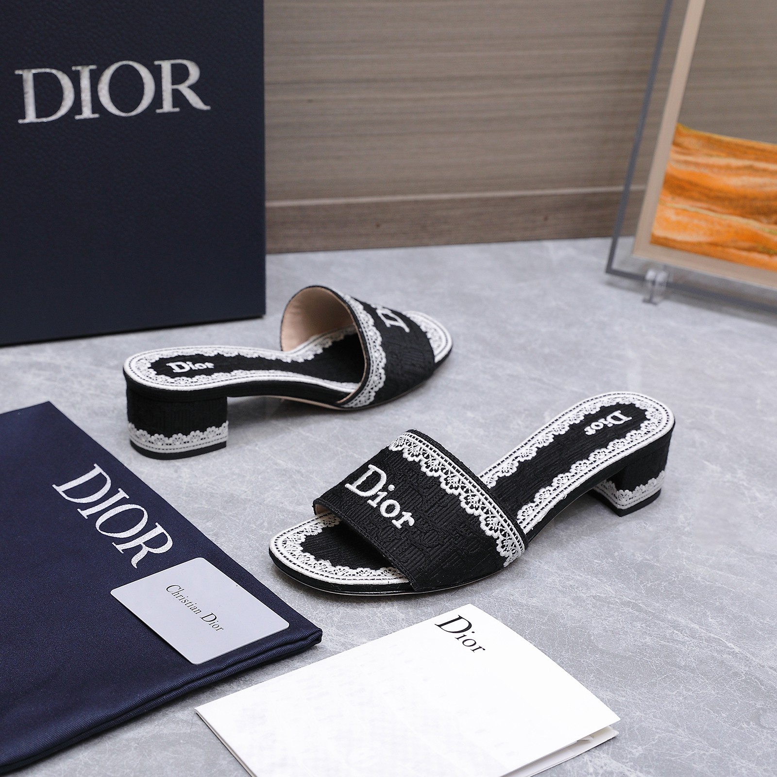 NO:652460,Dior 2025 spring and summer new color-blocked women's shoes, CD letter logo three-dimensional embroidery cylindrical heel sandals, square toe thick heel jelly-colored open-toe slippers, the top version on the market. Material: Upper original high-temperature water-soluble cotton electric embroidery technology silk fabric + water-dyed sheepskin lining + Italian leather outsole Heel height: flat bottom / 4.5CM size 35-42 (40.41.42.43 is custom-made and cannot be returned or exchanged)  price,slippers,dior,dior,sandals,slippers,sheepskin,real silk,Leather soles19860909迪奥 Dior 2025春夏新款一字拖拼色女鞋 CD字母logo立体刺绣圆柱跟凉鞋 方头粗跟果冻色露趾拖鞋 市面顶级版本 材质:鞋面原版一致高温水溶棉质电绣科技真丝面料+水染羊皮内里+意大利真皮大底 跟高:平底/4.5CM size35-42（40.41.42.43定做不退不换） 价格,拖鞋,dior,dior,sandals,slippers,sheepskin,real silk,Leather soles,Women's Shoes