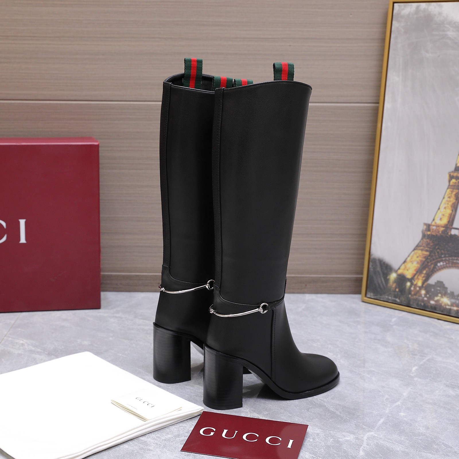 NO:652442,2025 Gucci/Gucci Autumn and Winter Slim Horsebit Equestrian Boots Thick Heel Catwalk Over-the-Knee Boots Top Purchasing High-heeled Round Toe Imported Calfskin Boots Heavy Craftsmanship All Production and Workmanship Are Consistent with the Original Version!  This boot is made of imported calfskin and cleverly incorporates slender horsebit details to pay tribute to the brand's long-standing equestrian heritage. The classic gallery shape is exquisite and elegant, interpreting Gucci's elegant aesthetic style. The material is 1:1 original customization. Imported calfskin + red and green webbing. The inner lining is made of calfskin. The boot is a whole piece of leather without any breaks or splicing. The outsole.  Open mold inlaid Italian leather sole Heel height 8.5 cm Size 35-42 (404142 customized, non-returnable) Packaging The latest high-end Ancora red packaging Price, boots, gucci, boots, cowhide198609092025古奇/ Gucci 秋冬修长造型马衔扣马术长靴 粗跟走秀款过膝靴顶级代购 高跟圆头进口小牛皮长靴重工艺所有制作整个做工与原版一致！ 这款靴子甄选进口小牛皮制作,巧妙融入修长造型马衔扣细节,致敬品牌源远流长马术本源传承.经典廊形精致考究,诠释Gucci优雅美学风范 材质1:1原版定制 进口小牛皮+红绿织带 内里垫脚牛皮里 靴筒是整张一块皮无断开没任何拼接的 大底．开模镶嵌式意大利皮底 跟高8.5 cm 尺码35-42（404142定制,不退换） 包装最新高端安可拉红色包装 价格,靴子,gucci,boots,cowhide,Women's Shoes