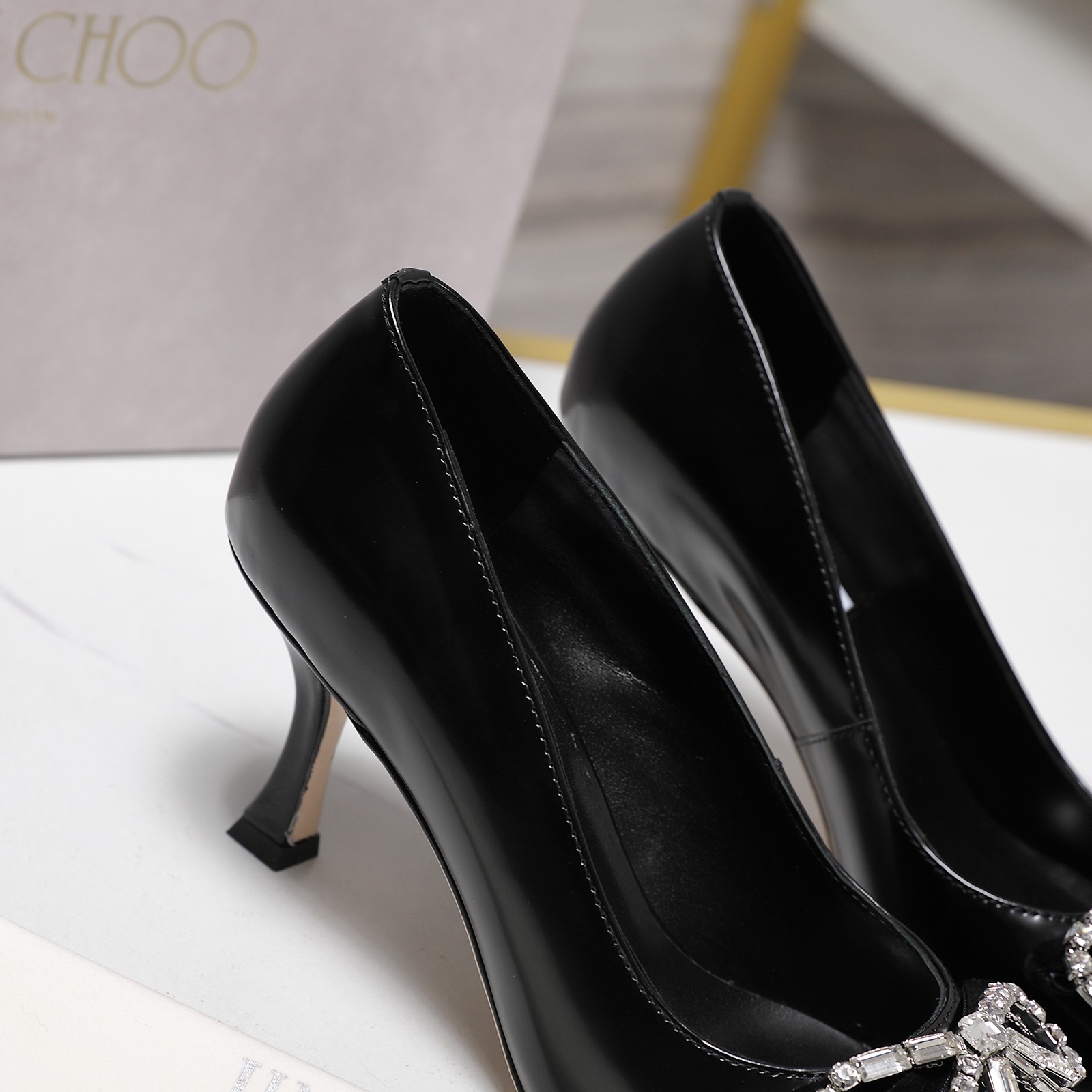 NO:652436,Jimmy Choo 25ss spring and summer bow series JC new high-heeled shoes blur the line between shoes and jewelry accessories with a distinctive Jimmy Choo style design. Exquisite and graceful draping, like an elegant anklet for slender feet. There are also many exquisite crystal pendants on the heel line to highlight the unique shoe shape. The pointed toe is equipped with a 6.5cm slender high heel, which is fashionable and eye-catching and unforgettable. The upper is imported with diamonds.  Open edge beaded cowhide, padding sheepskin lining, Italian genuine leather outsole Size35-42 (40 41 42 customized, non-returnable) Price, high heels shoes,jimmy choo,jimmy choo,high heels,cowhide,sheepskin,Leather soles19860909吉米周Jimmy Choo 25ss 春夏 蝴蝶结系列JC新款 高跟 单鞋 模糊鞋履与珠宝配饰之间的界线 鲜明 Jimmy Choo 风格设计. 精美上优美悬垂,宛如为纤足戴上优雅踝链.另有多颗精美水晶垂饰后跟线,突显别致鞋型,尖头配以 6.5厘米纤细高跟,时髦吸睛,令人难以忘怀 鞋面进口奥钻 格利特 开边珠牛皮 内里垫脚羊皮 意大利真皮大底 Size35-42（40 41 42订做不退换） 价格,高跟鞋单鞋,jimmy choo,jimmy choo,high heels,cowhide,sheepskin,Leather soles,Women's Shoes