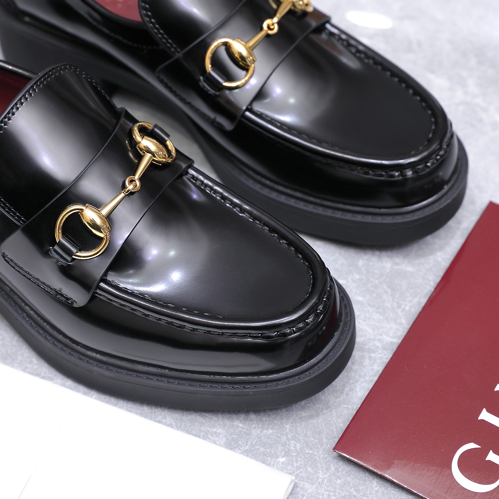 NO:652431,The highest version, the latest GUCCI for autumn and winter 2025, high-heeled bee sole thick heel shoes, horsebit thick-soled loafers, Ankora wine red lined single shoes, high-end boutique products, these loafers are ingeniously integrated with the fashionable elements in the design of boots and soft-top shoes, with lightweight foam rubber grooved bee soles  , archive patterns continue to shine in Gucci's new series, and the classic horsebit-shaped accessories highlight the brand's equestrian heritage. It doubles the charm of the entire design and injects a refined and sophisticated atmosphere into daily shoes. Imported fabric beads + horsebit. Lining/foot pads cowhide. The outsole is a rubber foam high-tenacity bee sole developed from a 1:1 mold. It will never be heavy or rigid, nor will it collapse. All materials and processes are consistent with the Y version. Size 35-42 standard code  404142 Customized Heel Height 4.5cm Packaging Counter High-End Packaging, Loafers, Gucci, Loafers, Boots, Cowhide19860909最高版本 2025秋冬最新GUCCI 高跟小蜜蜂底粗跟鞋马衔扣厚底乐福鞋 安可拉酒红内衬单鞋高端精品尖货 这款乐福鞋匠心融蕴靴子和软帮薤鞋设计中的时尚元素,配以轻质发泡橡胶沟纹小蜜蜂鞋底 ,典藏图案继续在Gucci全新系列中大放异彩,经典马衔扣造型配件彰显品牌马术传承.令整个设计魅力倍增,为日常鞋款注入精致考究气息 面料进口开边珠+马衔扣 内里/垫脚牛皮 大底1:1模具开发的橡胶发泡高韧性小蜜蜂底 绝对不死沉死硬,也绝不坍塌 所有的材质和工艺,与Y版一致 尺码35-42标准码 404142定做 跟高4.5厘米 包装专柜高端包装,乐福鞋,gucci,loafers,boots,cowhide,Women's Shoes