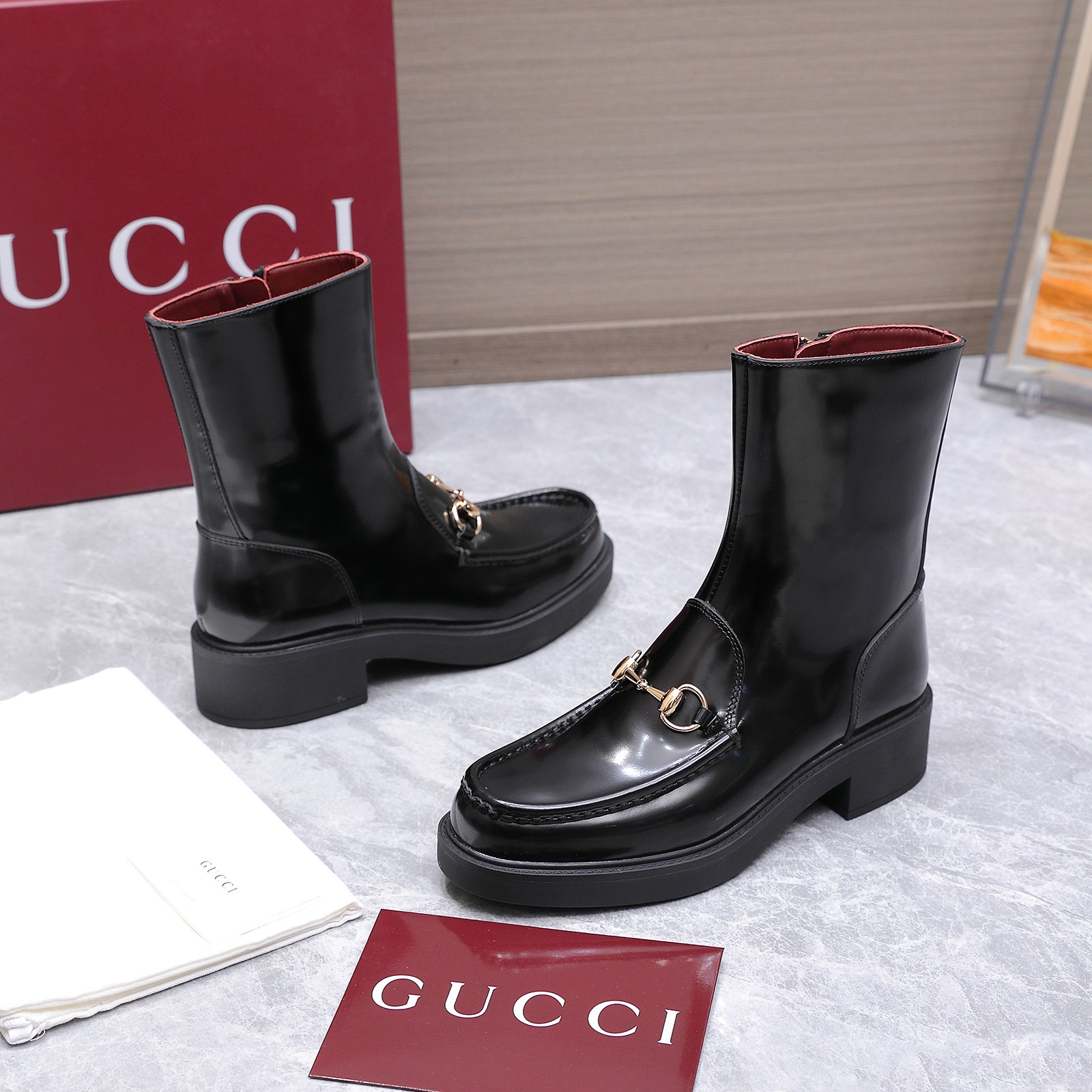 NO:654030,The highest version of the latest 2025 autumn and winter GUCCI horse-bit buckle short boots, small bee sole thick heel shoes, horse bit thick-soled loafers, high-end boutique single shoes, these loafers are ingeniously integrated with the fashionable elements in the design of boots and soft-top shoes, with lightweight foam rubber grooved bee soles  , archive patterns continue to shine in Gucci's new series, and the classic horsebit-shaped accessories highlight the brand's equestrian heritage. It doubles the charm of the entire design and injects a refined and sophisticated atmosphere into daily shoes. Imported fabric beads + horsebit. Lining/foot pads cowhide. The outsole is a rubber foam high-tenacity bee sole developed from a 1:1 mold. It will never be heavy or rigid, nor will it collapse. All materials and processes are consistent with the Y version. Size 35-42 standard code  404142 Customized Heel Height 4.5cm Packaging Counter High-end Packaging, Boots, Gucci, Loafers, Boots, Cowhide19860909最高版本 2025秋冬最新GUCCI 马街扣短靴 小蜜蜂底粗跟鞋马衔扣厚底乐福鞋 单鞋高端精品尖货 这款乐福鞋匠心融蕴靴子和软帮薤鞋设计中的时尚元素,配以轻质发泡橡胶沟纹小蜜蜂鞋底 ,典藏图案继续在Gucci全新系列中大放异彩,经典马衔扣造型配件彰显品牌马术传承.令整个设计魅力倍增,为日常鞋款注入精致考究气息 面料进口开边珠+马衔扣 内里/垫脚牛皮 大底1:1模具开发的橡胶发泡高韧性小蜜蜂底 绝对不死沉死硬,也绝不坍塌 所有的材质和工艺,与Y版一致 尺码35-42标准码 404142定做 跟高4.5厘米 包装专柜高端包装,靴子,gucci,loafers,boots,cowhide,Women's Shoes