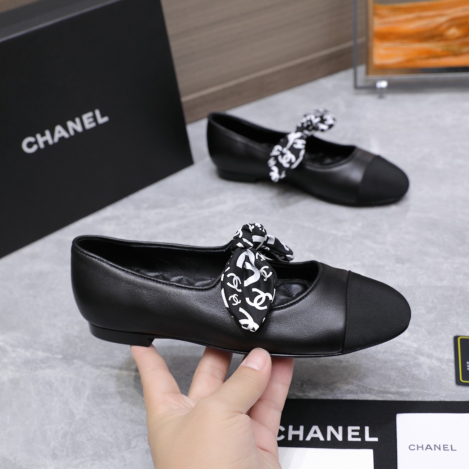 NO:653973,CHANEL 26c is the most beautiful new Mary Jane series. Soft ballet shoes and light granny shoes. The high-end sense of CHANEL always impresses people. It looks like a simple style, but it is inexplicably high-end on the feet. Many people asked me to buy this shoe for work before. I recommend this shoe with both hands. The small round toe determines its style trend. It is also very tolerant to the shape of the foot for work and commuting. It is suitable for all kinds of foot types. The upper is imported sheepskin and the lining is made of mixed imported lambskin.  It's soft when you put it in. Original dyed genuine leather outsole. Heel height 1.5cm. Size 35-39 (40 41 customized), single shoes, chanel, chanel, mary jane, sheepskin, Leather soles.19860909CHANEL 26c玛丽珍新品最美系列 软软的 芭蕾单鞋 轻盈奶奶鞋  香家高级感这块总让人大写的服气 看起来蛮简单的款式 但上脚就莫名很高阶 之前好多人找我要上班的单鞋这款举双手推荐 小圆头的鞋头决定了它的风格走向 上班通勤款 对脚型的包容度也很高 适合各种各样的脚型 鞋面进口羊皮 内里采用混种进口小羊皮 伸进去软软的哦 大底原版透染真皮大底 跟高1.5cm Size35-39（40 41定制）,单鞋,chanel,chanel,mary jane,sheepskin,Leather soles,Women's Shoes