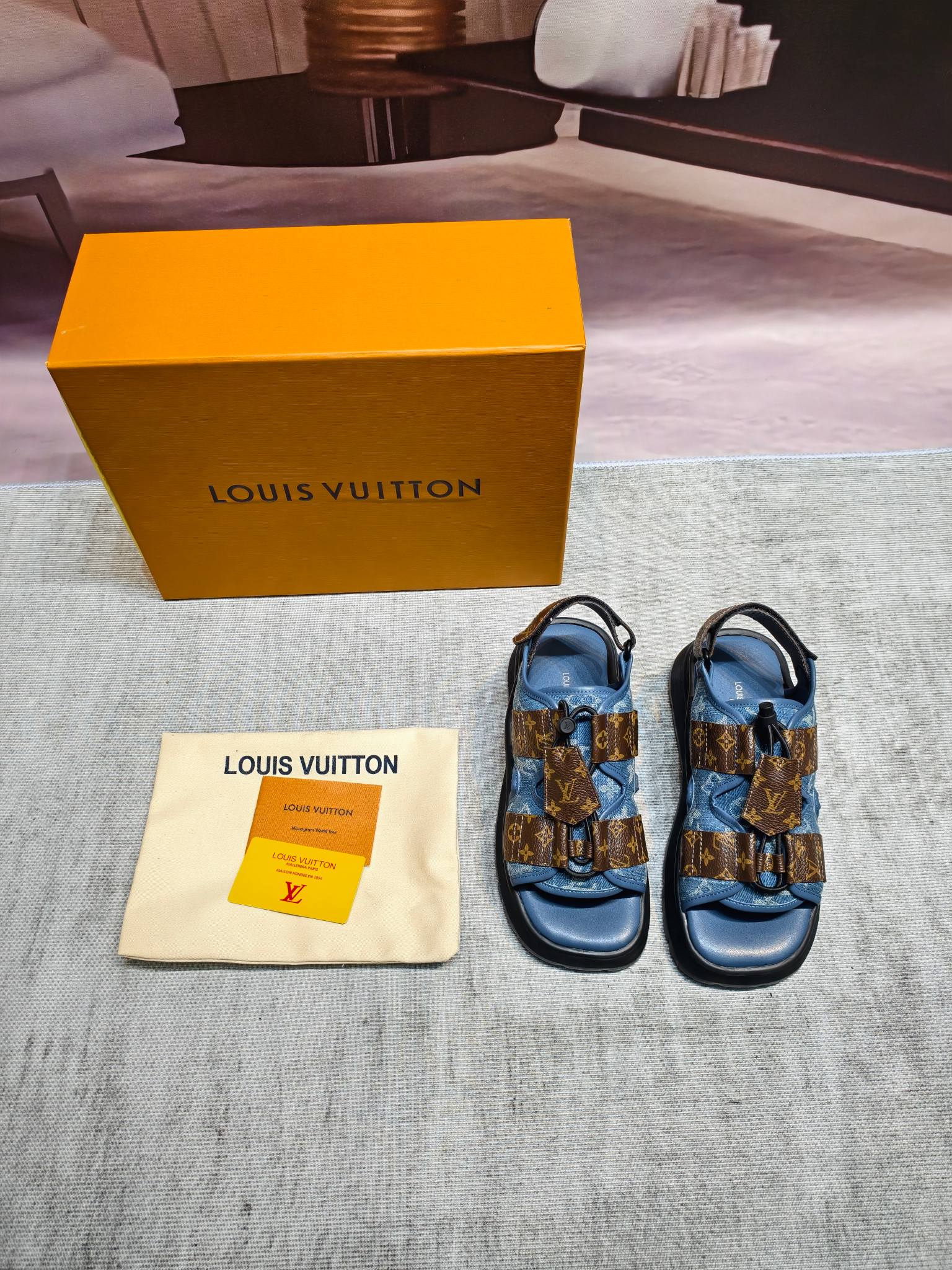 NO:815832,LV sandals are the latest high-end fashion and versatile model of Lujia in 2026. They are very leg-covering and very easy to wear. Thick-soled sandals are heightening and slimming. The sandals are made of soft sheep leather to create a trendy and dynamic style. They are equipped with adjustable Velcro laces and LV logo. 6 cm micro flat bottom is thick yet light. Fabric: Original custom imported cowhide. Lining: Imported breathable mesh lining. Sole: Exclusive molded custom foam material. Thick sole. Foam thick sole 6cm. Size:  35-46,sandals,louis vuitton,louis vuitton,louis vuitton,sandals,cowhide,sheepskin19860909Lv凉鞋 驴家2026最新款高端时尚百搭款 非常包脚 非常好穿 厚底增高显瘦凉鞋, 凉鞋以柔软羊皮革塑造潮流动感格调.搭配可调节魔术贴鞋带与 LV 标识.6厘米微型平底厚实而不失轻盈 面料 : 原版定制进口牛皮 内里 : 进口透气网里 鞋底 : 独家开模定制泡沫材质 底厚 发泡厚底6cm Size : 35-46,凉鞋,louis vuitton,louis vuitton,louis vuitton,sandals,cowhide,sheepskin,Women's Shoes
