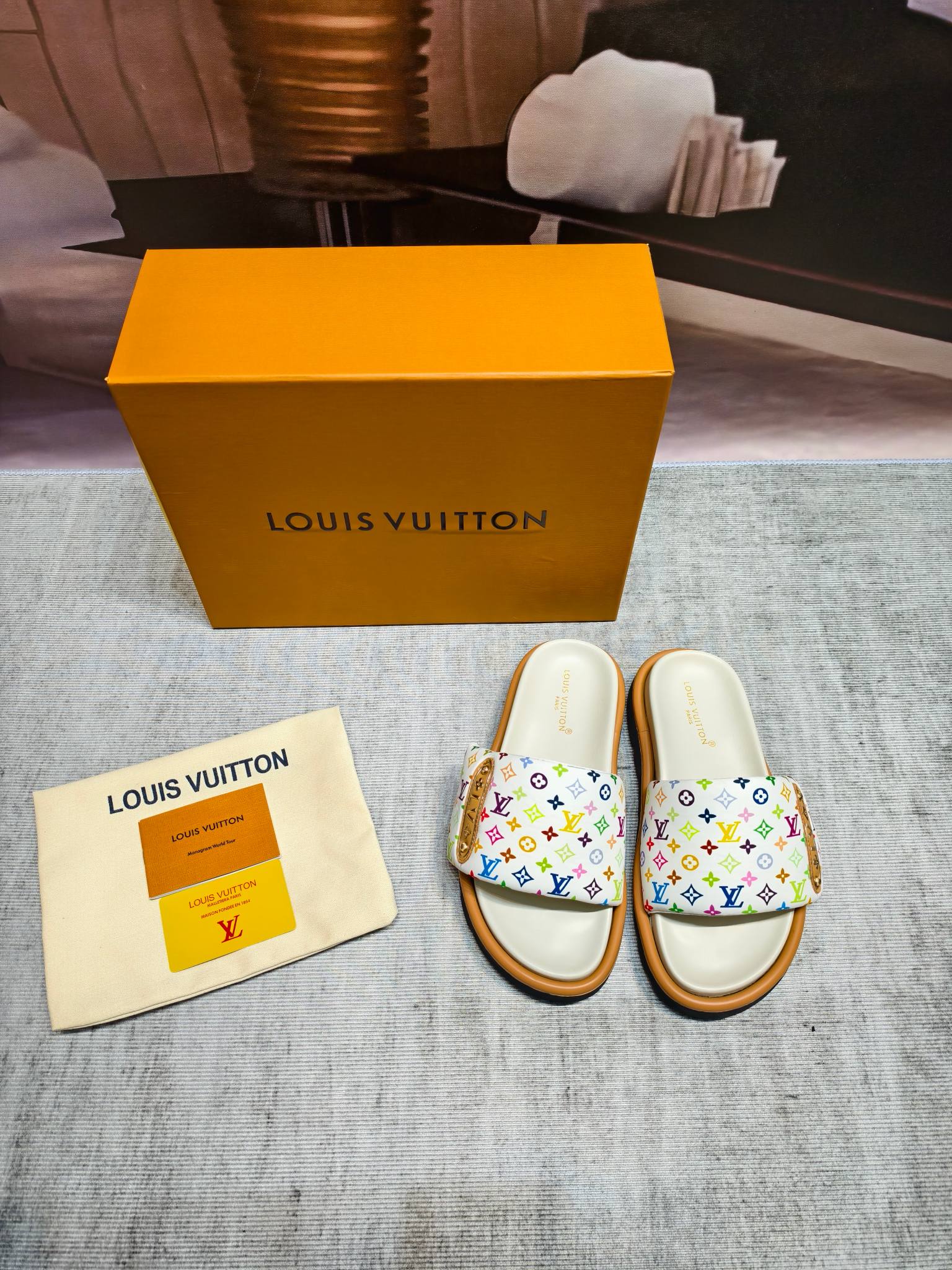 NO:815829,LV Couple's Counter specializes in the latest embossed slippers, new hard goods, purchasing agency level!  Full of high-end feel!  A popular model among bloggers at home and abroad, it is retro, fashionable and looks great on your feet!  The official website’s main recommendation: Highly customized upper with mercerized cloth embossing. Lining: Imported goat leather lining. Original open-molded outsole with non-slip and wear-resistant foam sole. Size: female 35-41 male 4l-45, slippers, louis vuitton, slippers, sheepskin19860909LV 情侣款 专柜主打最新款压花拖鞋硬货上新 代购级别！高级感十足！国内外博主刷爆的一款,复古又时髦上脚美炸了！官网主推款 鞋面高定制丝光布压花  内里: 进口山羊皮里 大底原版开模防滑耐磨发泡底  码数女35-41男4l-45,拖鞋,louis vuitton,slippers,sheepskin,Women's Shoes