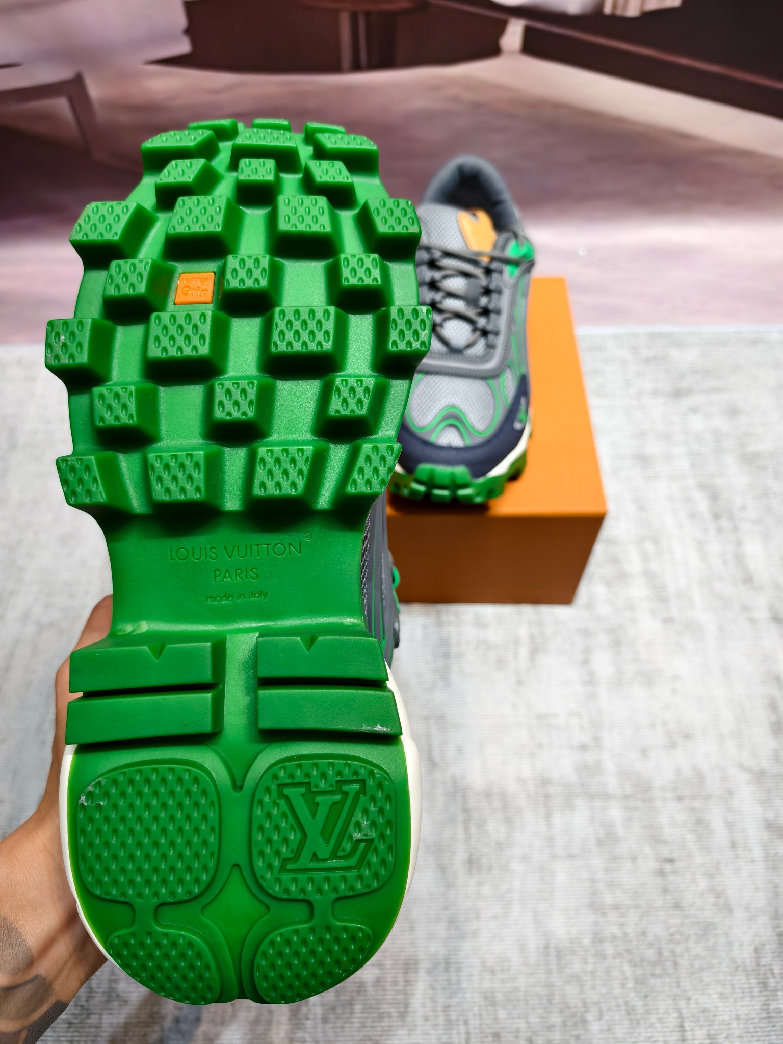 NO:817055,Top version LV Louis Vuitton Donkey Brand Couple's Summit Series Outdoor Casual Sports Shoes Hiking Shoes LV Summit sports shoes are known for their easy-to-wear modern style, which is suitable for both urban wear and outdoor environments. The upper is made of artificial leather and technical fabrics and other materials, and the pattern on it is reminiscent of the grain texture of Epi leather. The eye-catching ridges of the rubber outsole provide excellent grip and stability. Fabric: Original custom imported cowhide + mesh Inner:  Original customized breathable mesh lining Outsole: Original molded foam rubber material Sole thickness: 5CM Size: 35-45 (customized for women 40 and men 45), casual shoes/sports shoes, louis vuitton, louis vuitton, louis vuitton, sneakers, cowhide19860909顶级版本 LV路易威登 驴牌 情侣款 Summit系列 户外 休闲 运动鞋 徒步鞋 LV Summit 运动鞋以易搭摩登风格见长,既适合城市穿着,也能胜任户外环境.鞋面由人造革与科技织物等多种材质拼接而成,其上的图案令人联想起 Epi 皮革的粒面纹理.橡胶外底的醒目凸纹,提供了出色抓地力与稳定性 面料: 原版定制进口牛皮+网面 内里: 原版定制透气网里 大底: 原版开模发泡橡胶材质 底厚: 5CM Size: 35-45（女40.男45定做）,休闲鞋/运动鞋,louis vuitton,louis vuitton,louis vuitton,sneakers,cowhide,Women's Shoes