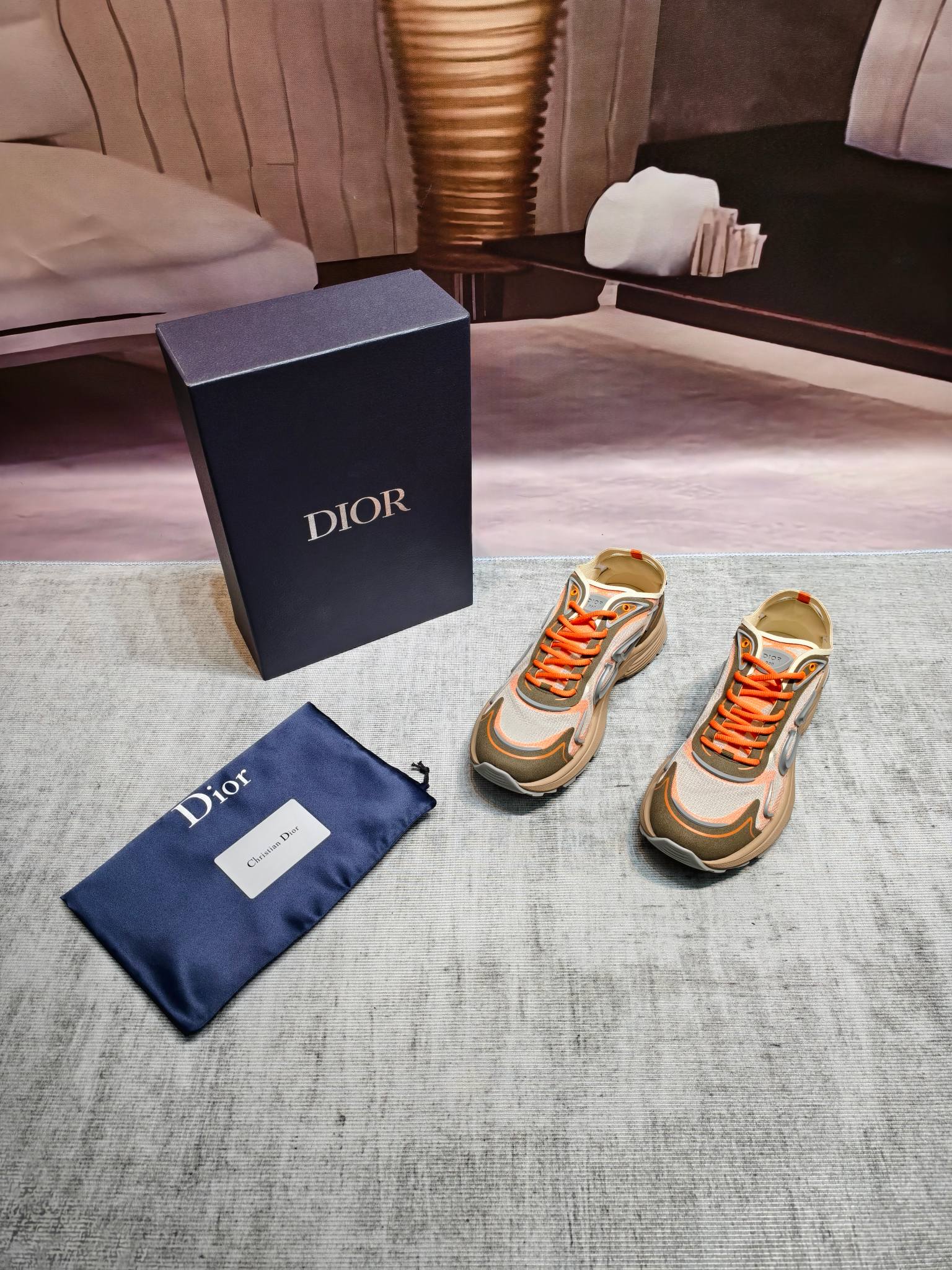 NO:817050,Top quality DIOR couple B30 low top sneakers  Newly launched this season, the B30 low-top sneakers are one of the flagship styles of the series. They are carefully crafted with cowhide uppers spliced with mesh fabric and white technical fabrics, and are decorated with reflective CD30 graphic logos. The heels and tongues are marked with B30 and CD30 logos. The extra-light sculpted rubber soles are paired with iconic embellishments to enhance the style. Internal stretch details create an ideal and comfortable wearing experience that can be matched with all kinds of casual looks. Demonstrating a fashionable and modern sports style.  Size: 35-47, casual shoes/sports shoes, dior, dior, sneakers, cowhide19860909顶级品质 DIOR迪奥情侣款 B30低帮运动鞋 本季全新推出的这款B30低帮运动鞋是该系列的旗舰款式之一.采用牛皮鞋面拼接网眼织物和白色科技面料精心制作,饰以反光CD30图形标志.鞋跟和鞋舌以B30和CD30标志,格外轻盈的雕刻效果橡胶鞋底搭配标志性的点缀提升格调,内部弹力细节塑造理想的舒适穿着体验,可与各式休闲造型搭配.彰显时尚现代的运动风范 Size:35-47,休闲鞋/运动鞋,dior,dior,sneakers,cowhide,Women's Shoes