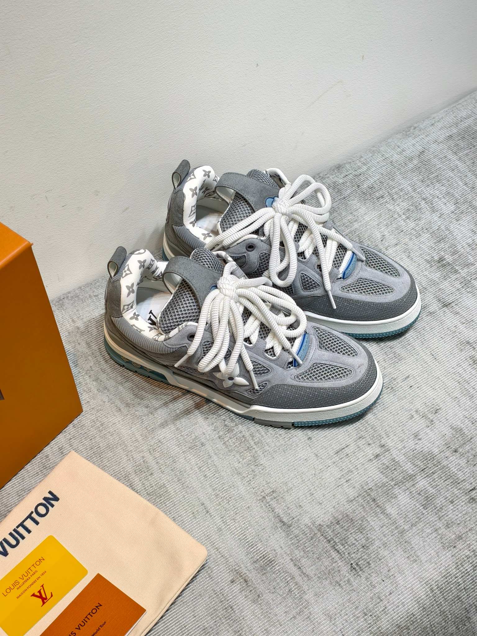 NO:870642,2026/ Louis Vuitton catwalk skate shoes are a hit. LOUIS VUITTON Trainer is undoubtedly one of the most successful sneakers launched by the luxury brand, but the pace of exploration will not stop. LOUISVUITTON will also bring a new series of skate shoes in the spring. The new series in the picture returns to the 1990s Chunky Skate  Shoes have a visual feel, with uppers made of leather and mesh, the fat silhouette and thick shoelaces are very eye-catching, and it is expected to have a lot of colors like the Trainer. Combined with the previous DIOR show skate shoes, this chunky style may be stronger next year. Size: Female 35-40 Male 39-46, casual shoes/sports shoes, dior, louis vuitton, louis vuitton, sneakers198609092026/ 路易威登走秀滑板鞋爆款, LOUIS VUITTON Trainer无疑是奢侈品牌推出的最成功的Sneaker之一,不过探索的脚步并不会停,LOUISVUITTON也将在春季带来全新滑板鞋系列.图中新系列回到了90年代 Chunky Skate Shoes既视感,皮革与网面打造鞋面,肥大的廓形与粗鞋带都非常惹眼,预计也会像Trainer一样拥有相当多的配色.结合此前 DIOR秀场滑板鞋来看,明年或许这股Chunky风会更加强劲. Size:女35-40 男39-46,休闲鞋/运动鞋,dior,louis vuitton,louis vuitton,sneakers,Women's Shoes